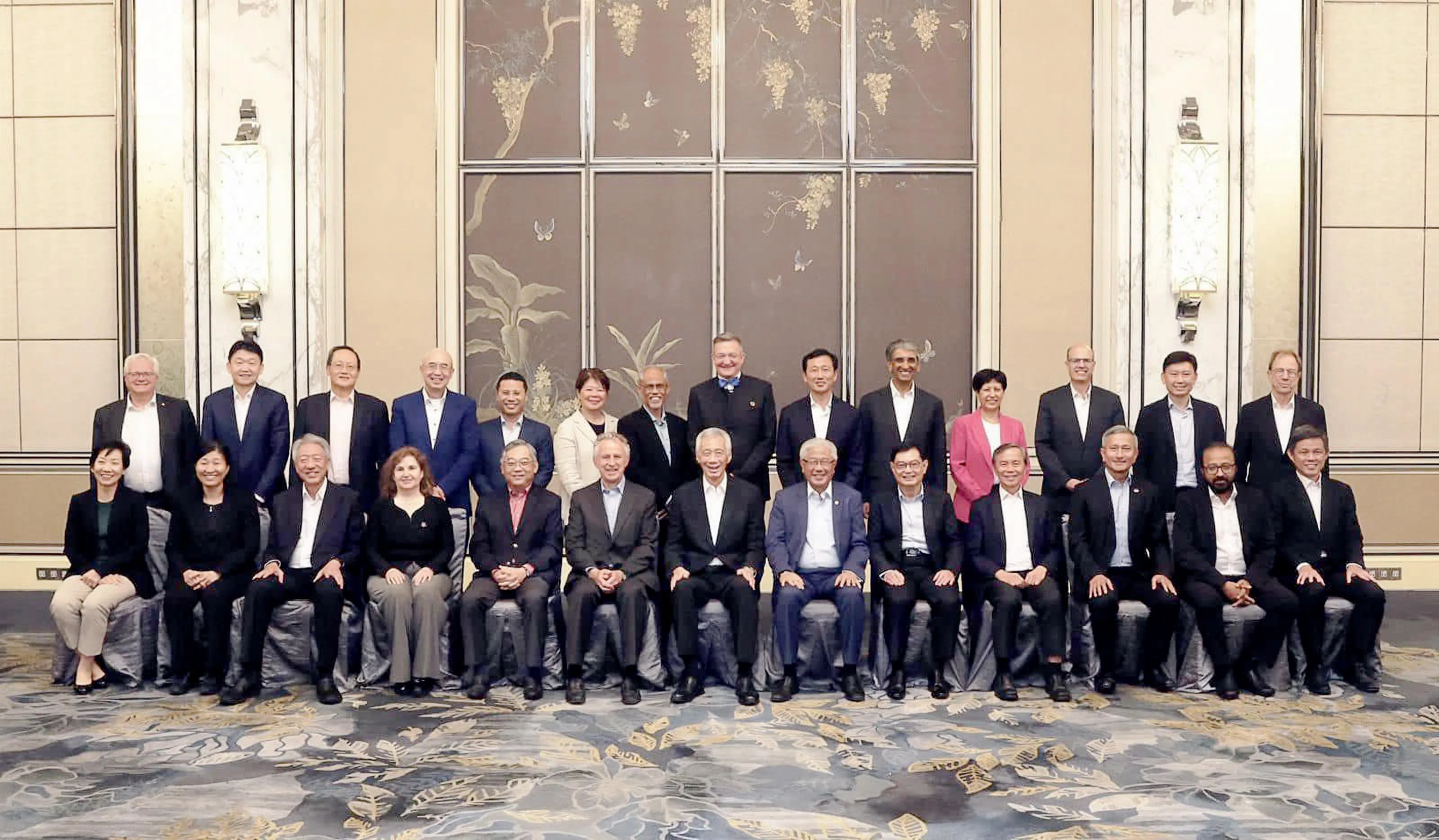 由国务资政李显龙（前排中）、国务资政兼国家安全统筹部长张志贤（前排左三）、多位内阁部长和海内外商业与科技领域代表组成的研究、创新与创业理事会，5月21日召开会议，讨论生成式AI带来的风险和挑战等议题。（取自张志贤脸书）