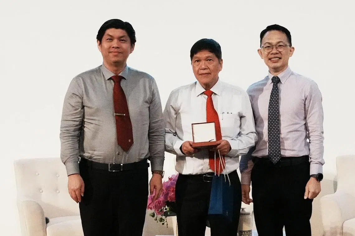 校长李白彬（左）与教育部课程规划与发展司（第一司）统筹司长汪光鸿（右）赠送纪念品给陈光炎教授（中）以表谢意。（江奕莹摄）