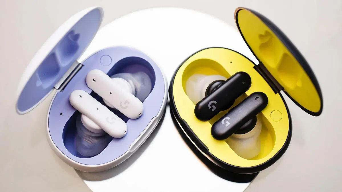 罗技G Fits耳机有黑白两色，充电盒内部颜色鲜艳。（厂商提供照片）