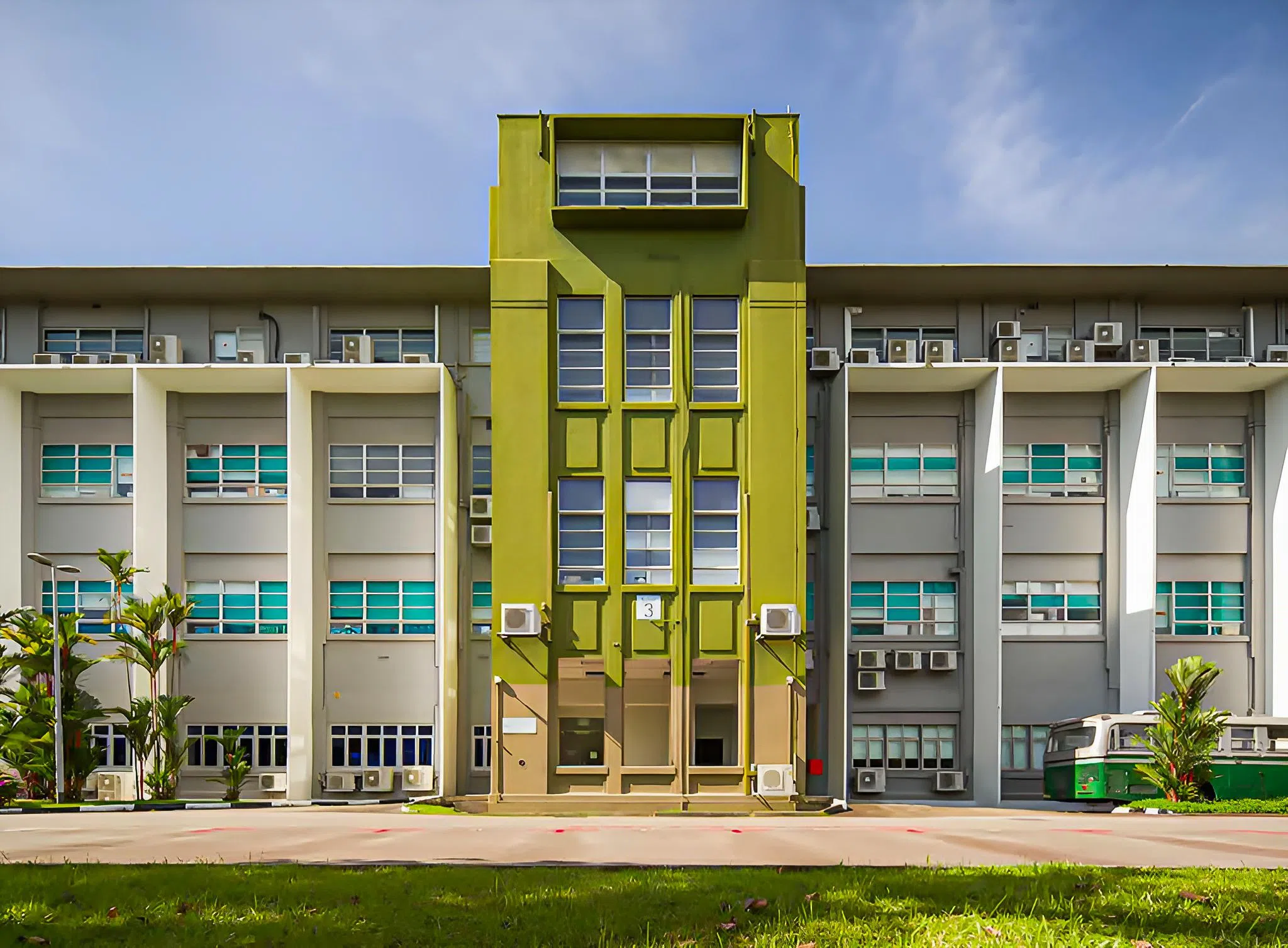 旧竹脚医院第3座建于1940年，三座建筑从2004年起改为陆路交通管理局总部。（取自文化遗产网站Roots.gov.sg）