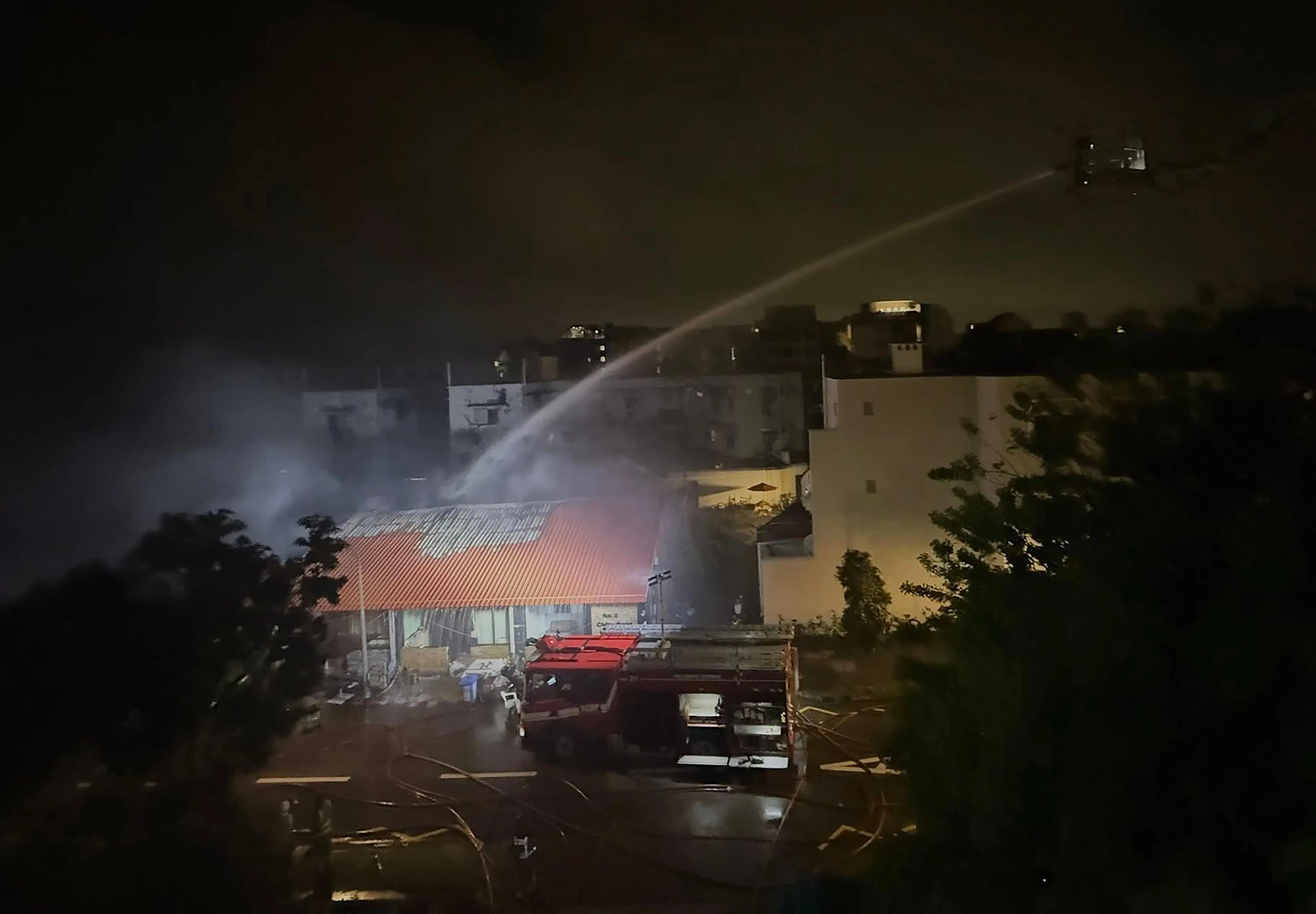 民防人员闻讯赶到现场后立即架设水柱进行灭火工作。（取自民防部队脸书）