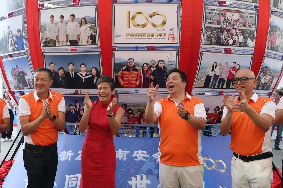 南安会馆副会长王丁山（左起）、三巴旺西单选区议员傅丽珊、会长梁佳吉，以及顾问卓顺发等理事共同为“百年同框·世代同心”地球仪主持揭幕仪式。（郑一鸣摄）