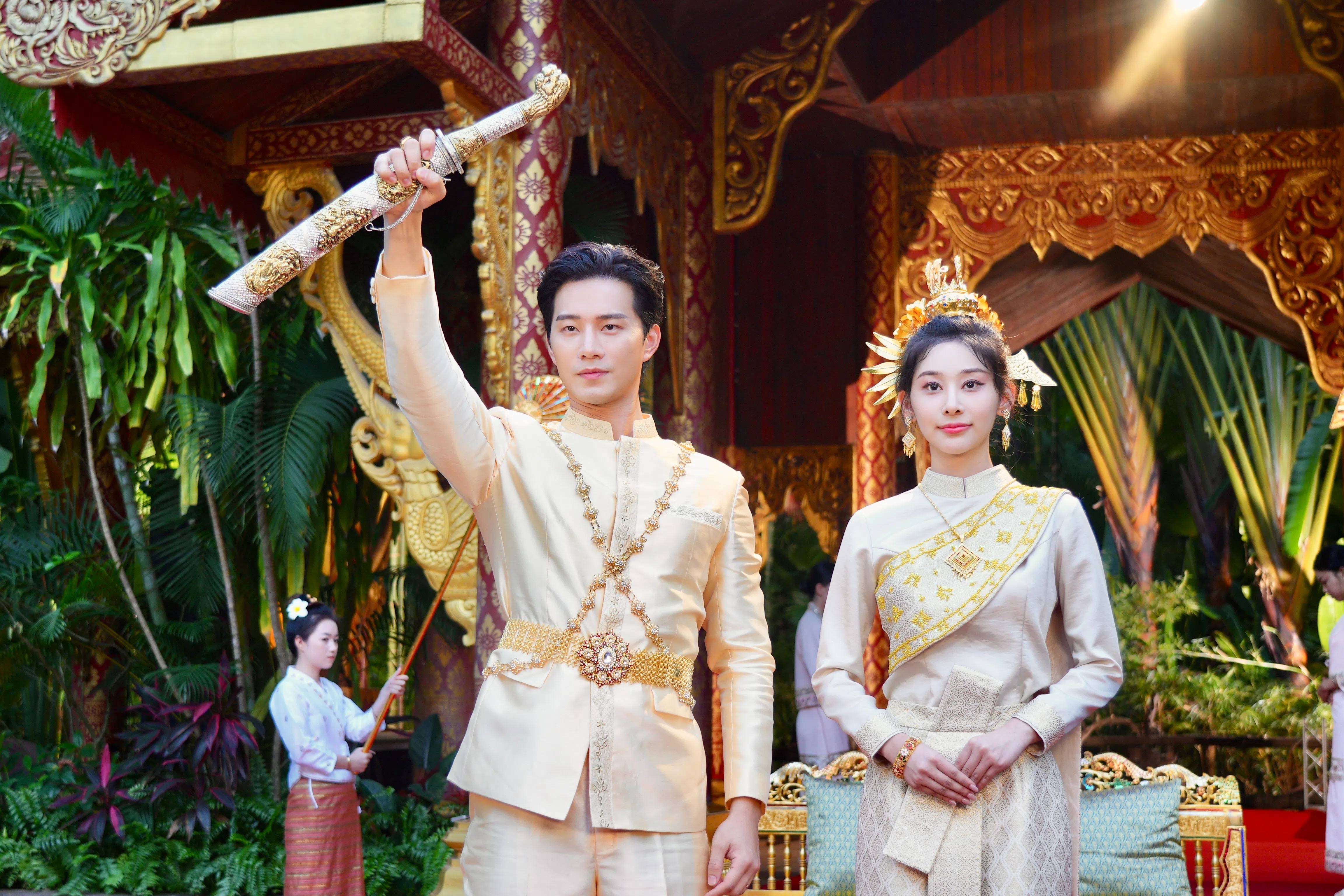 泰国艺人徐志贤（左）和中国艺人原艺展主演中泰合拍剧《王妃日记》。（受访者提供）