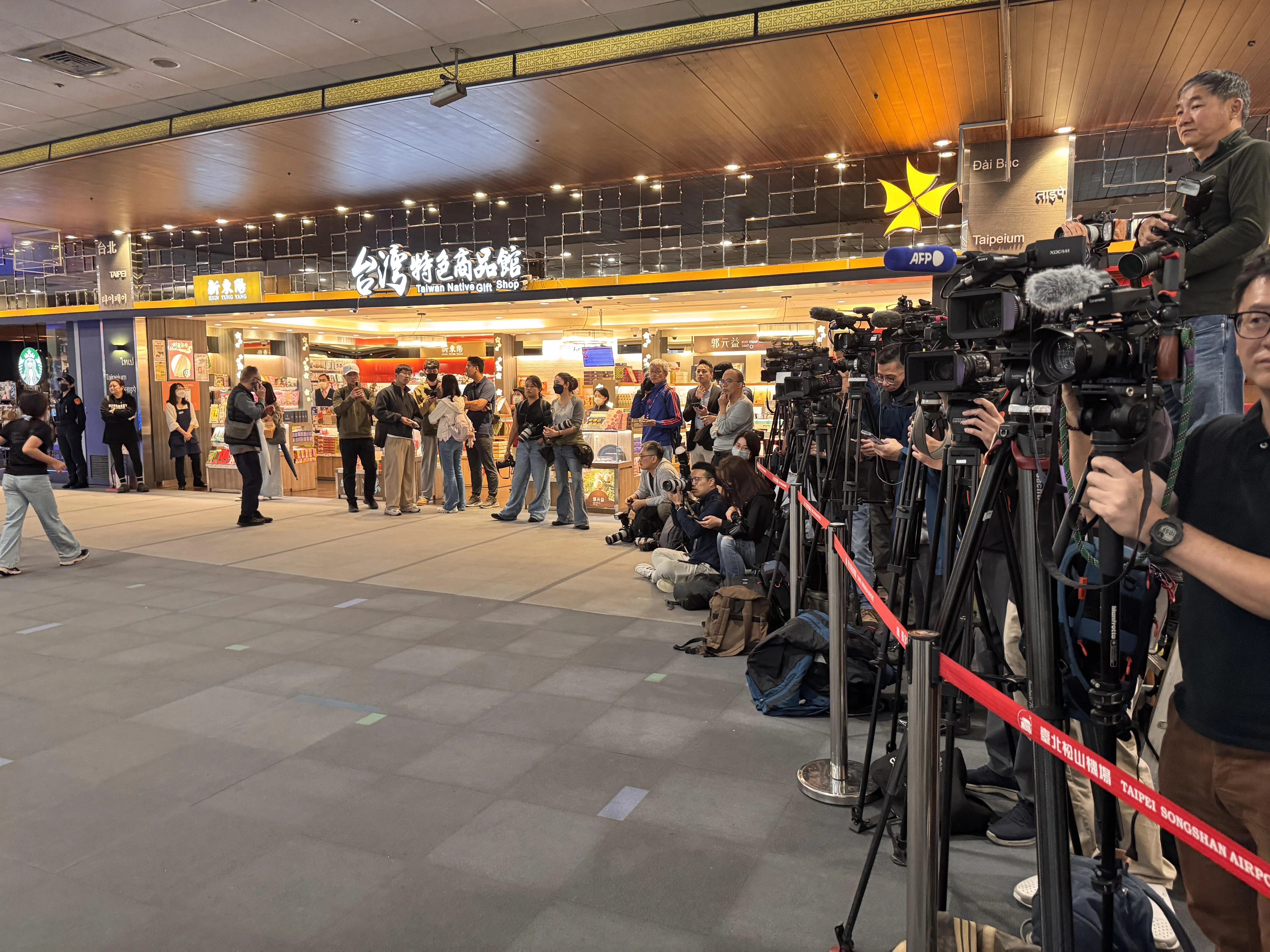 国民党主席郑丽文星期二（7日）率团由台北松山机场搭机访问中国大陆。全团由商务通道进入机场，未从大门进入，令现场等候的大批媒体扑空。（缪宗翰摄）