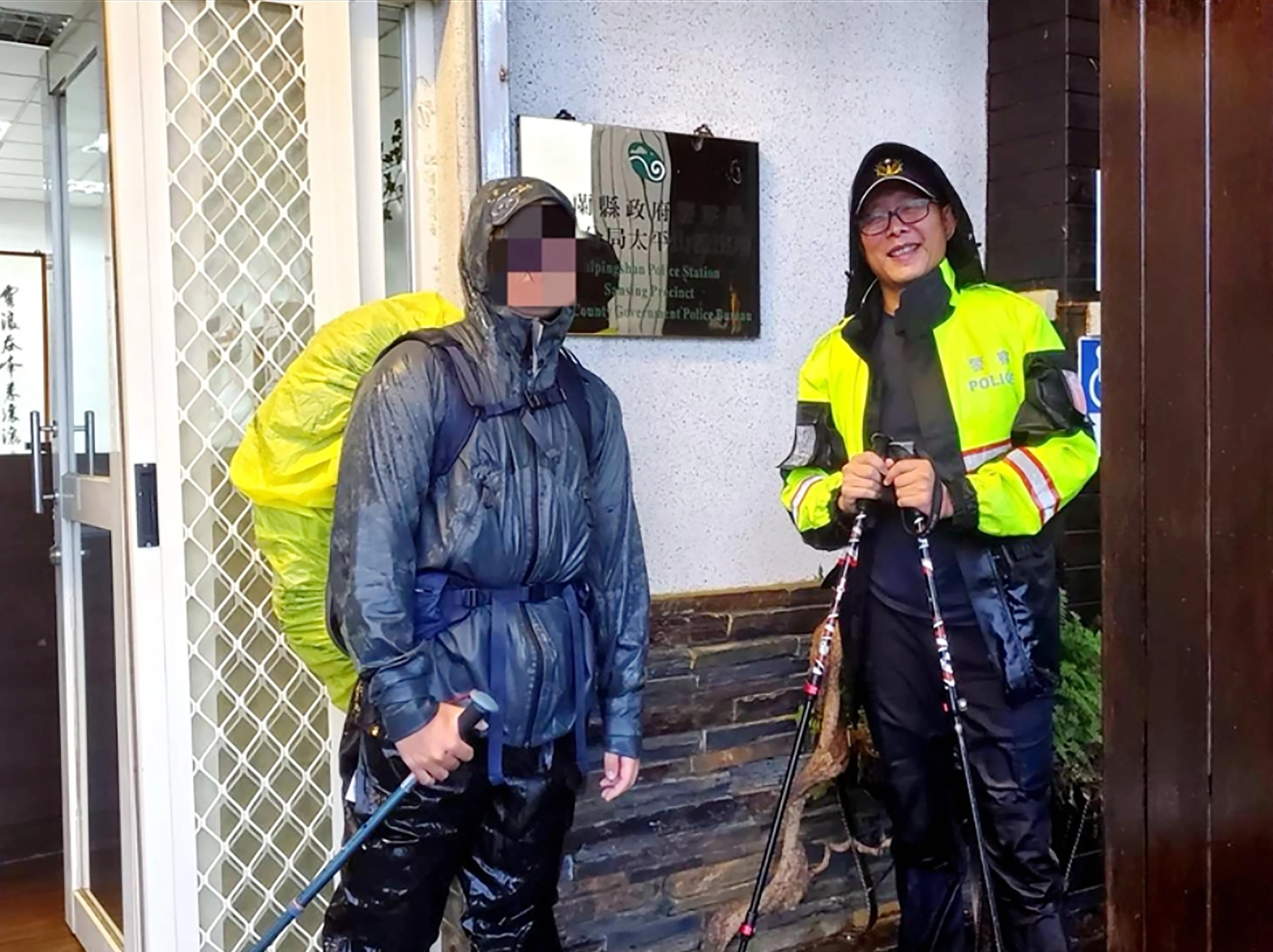 狮城大学生与警员林玉堂（右）平安抵达派出所。（取自网络）