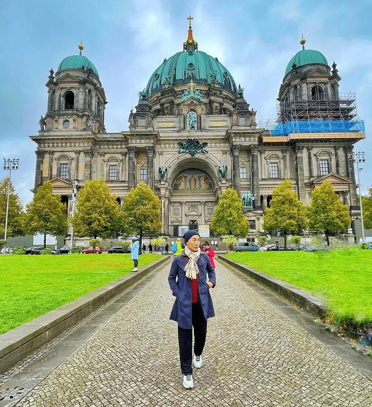 谢顺发过去几乎每年都会到德国旅游。图背景为柏林大教堂。（图/谢顺发提供）