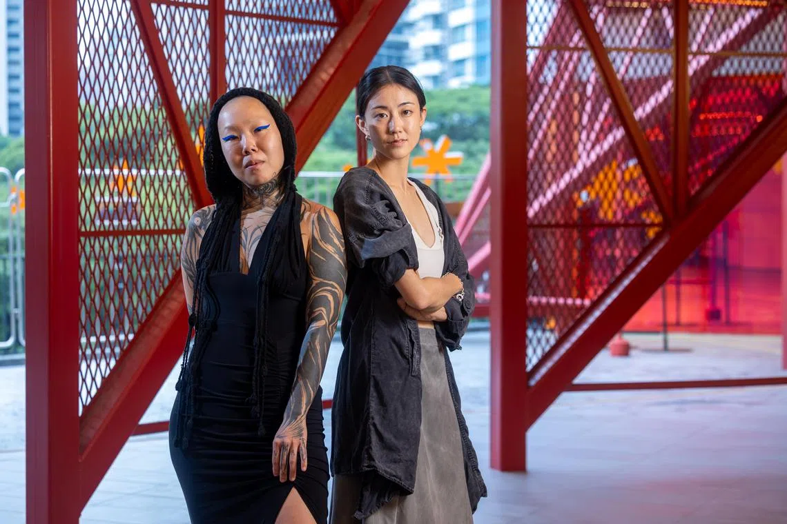 声音艺术家徐苏慧（右）制作的“Ill Behaviour”是一部实验性的视听表演作品，解构听诊行为，尝试聆听病体。左为与之合作的舞踏（Butoh）艺术家Xue。（吴先邦摄）