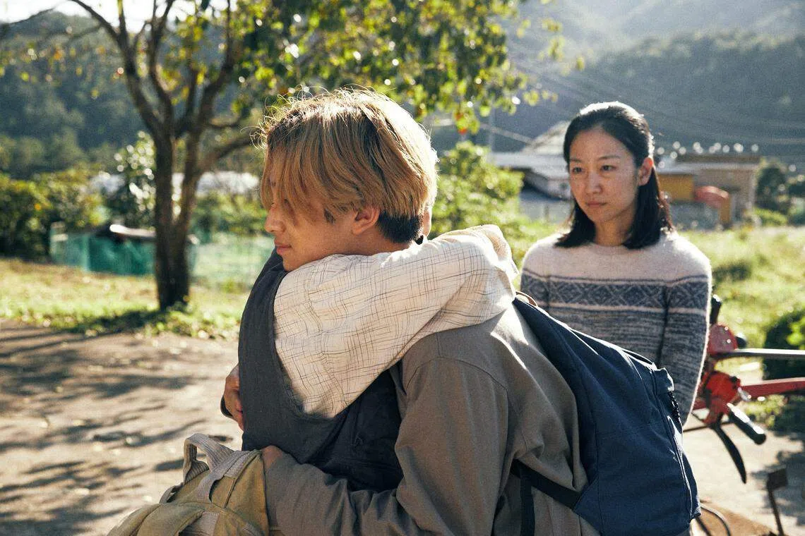 《米仔睡着了》的崔胜允（右起）带着伊桑饰演的儿子回到韩国乡下探亲。（光电影提供）