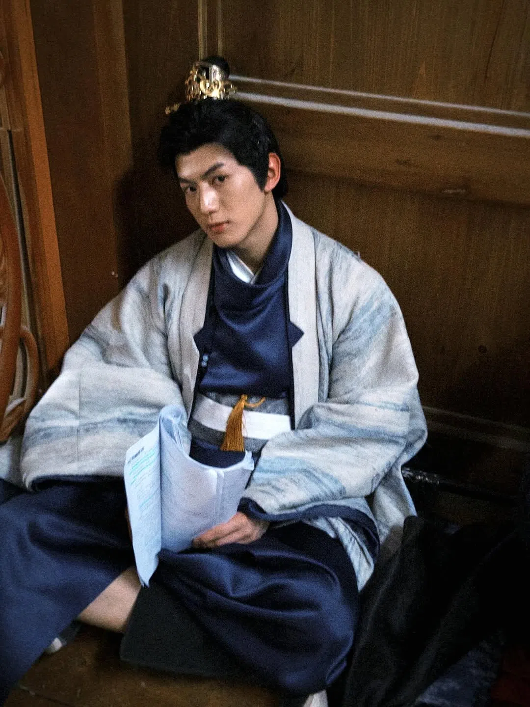 陈业文在古装短剧《她搅翻朝野了，王爷你怎么还递刀》中，饰演一名行动不便的王爷。（取自陈业文IG）