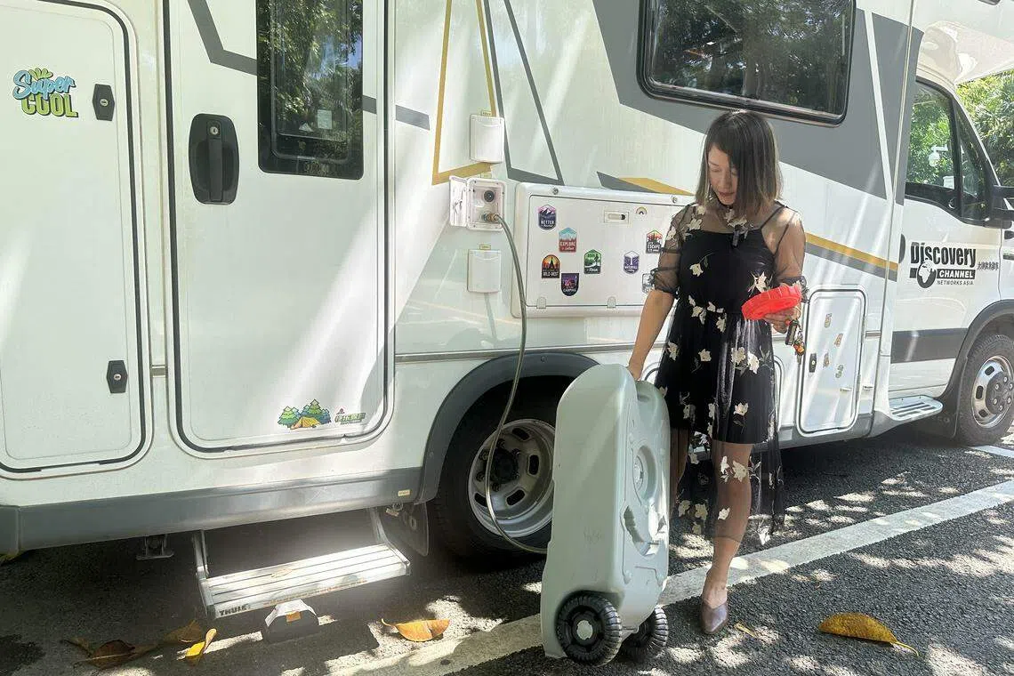 沈兰大约每五天需要向房车添水。她一般会从公园的出水口直接灌水，或者使用一个40升的水箱，从水龙头取水，再将水抽进车内。（林煇智摄）