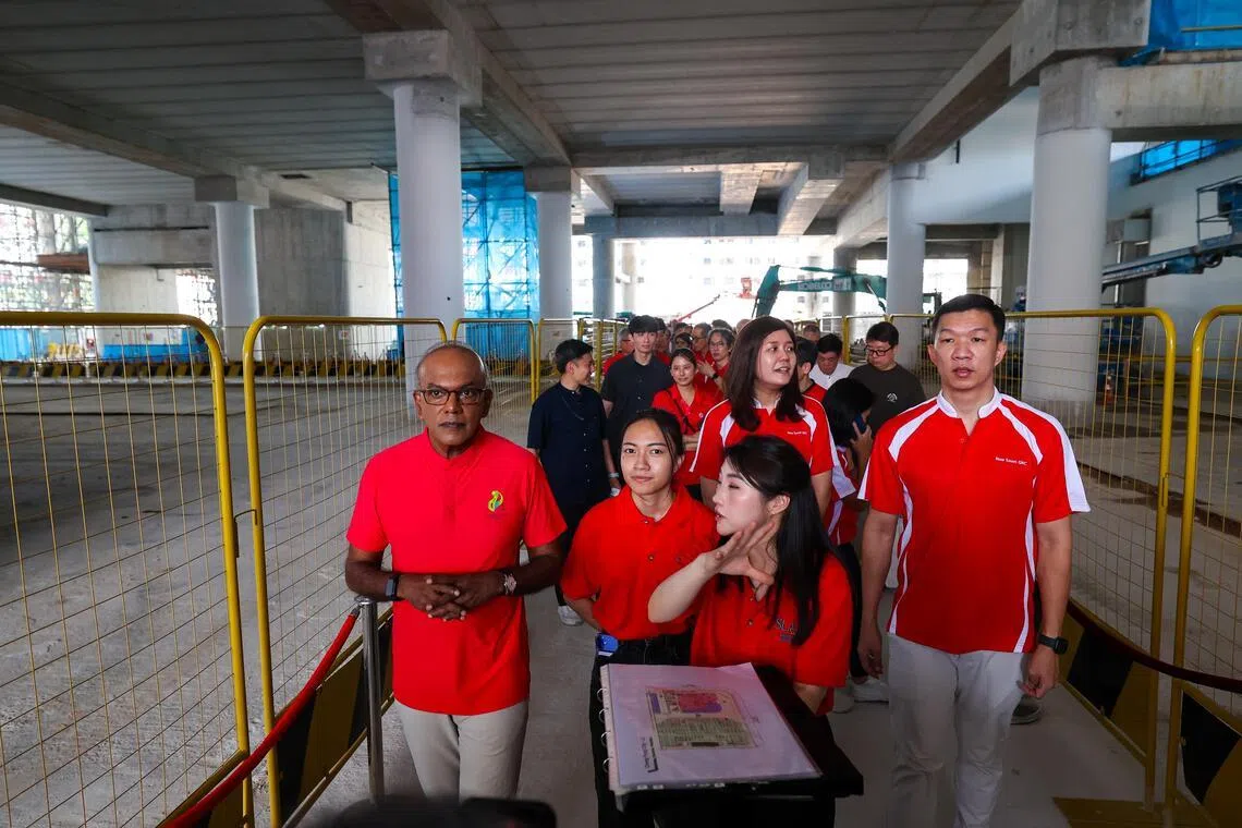 义顺集选区议员——国家安全统筹部长兼内政部长尚穆根（左一）、永续发展与环境部兼文化、社区及青年部高级政务次长吴函燕（右二，背对听电话）、李蕙莹（右三）和林纬量（右一）星期六（4月18日）出席忠邦城主持封顶仪式。（林明顺摄）