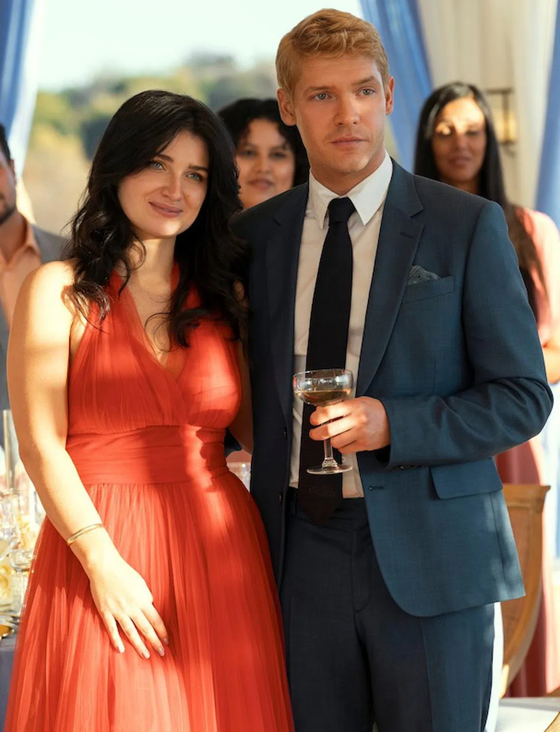 伊芙修森（左）剧中要嫁给豪门之子比利豪尔，但感觉自己格格不入。（互联网）