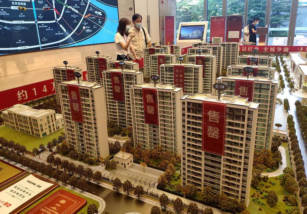 市民在福州一处售楼部了解新房信息。（中新社）