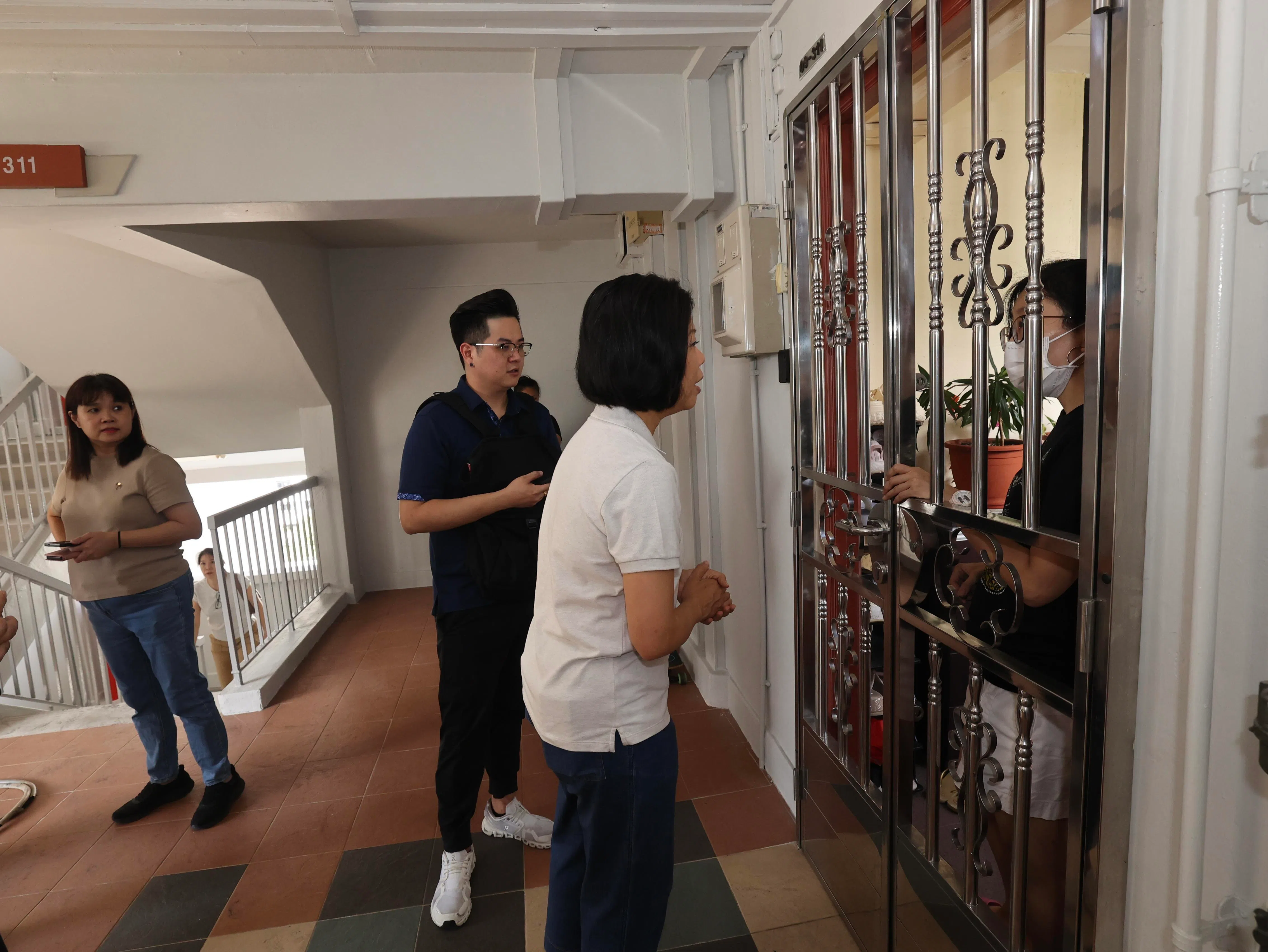 荷兰—武吉知马集选区议员沈颖（中）事后在脸书发文证实，这名受困者最终不幸身亡。她星期六（8月1日）早上也到现场慰问附近受影响的住户。（邬福梁摄）