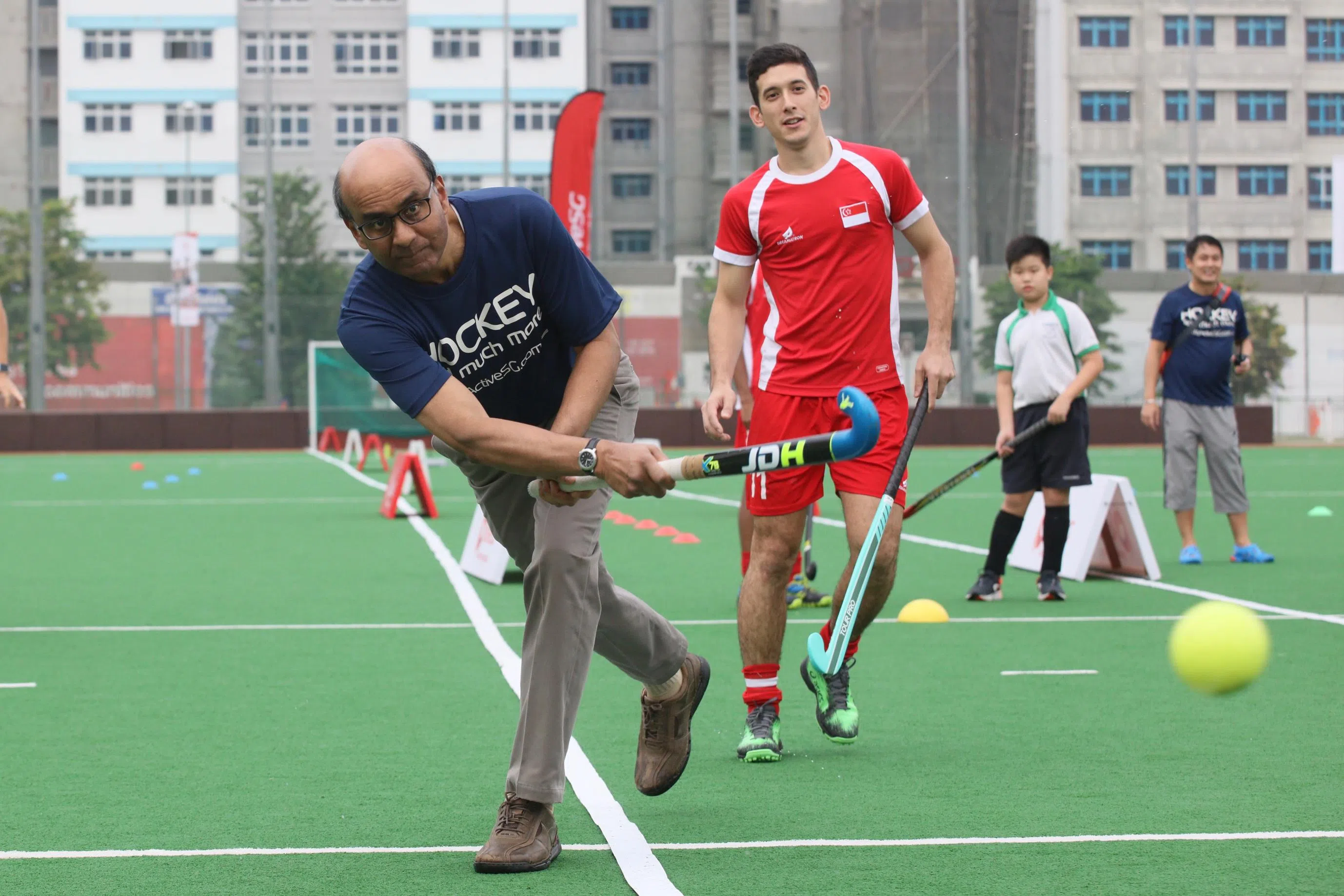 尚达曼2017年为设在盛港曲棍球场的ActiveSG曲棍球学院主持启动仪式时，拿起球棍尝试攻门。（档案照片）