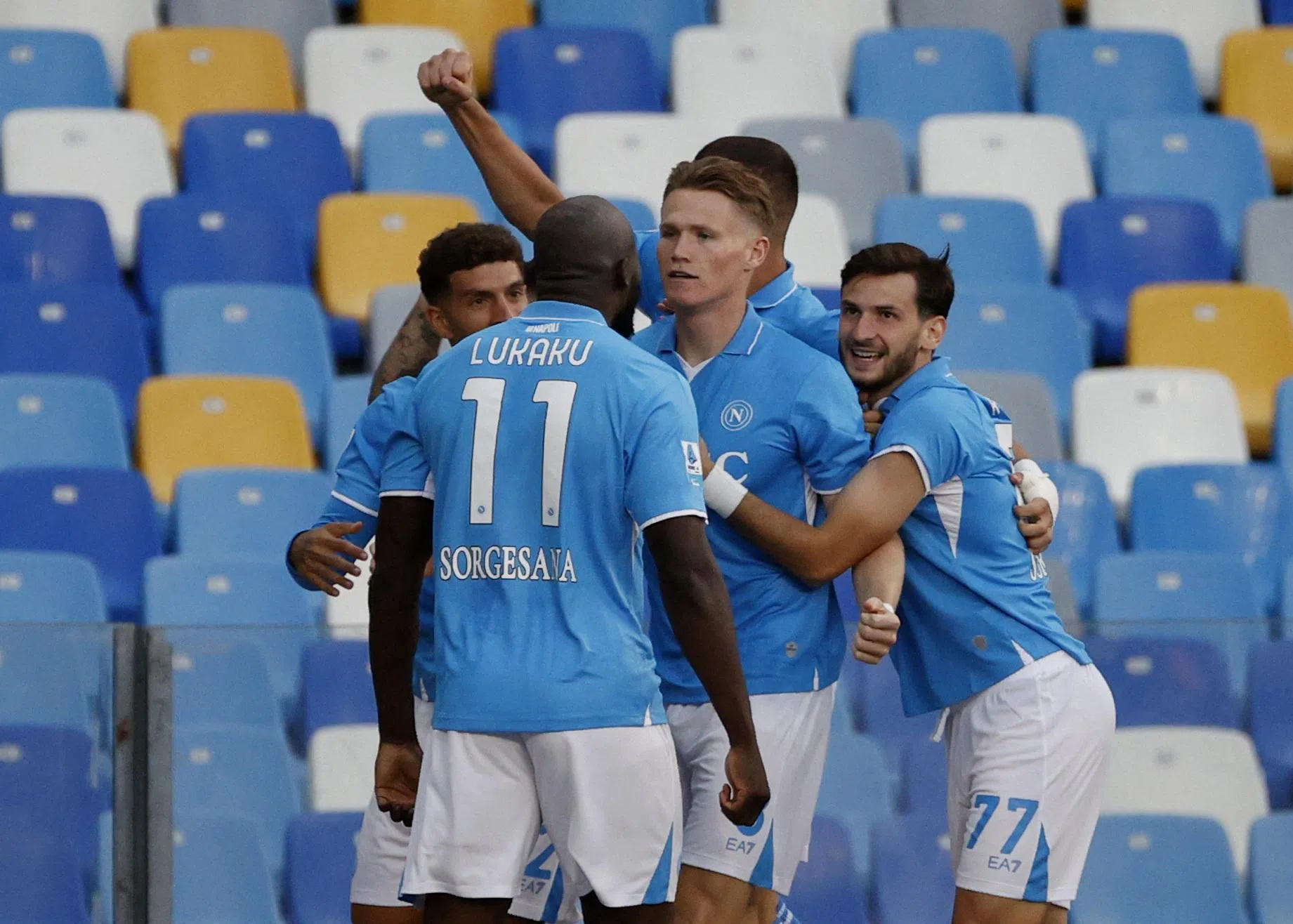 中场麦克托米奈（中）攻入那波利的第一个进球后，与队友一同庆祝。（路透社）