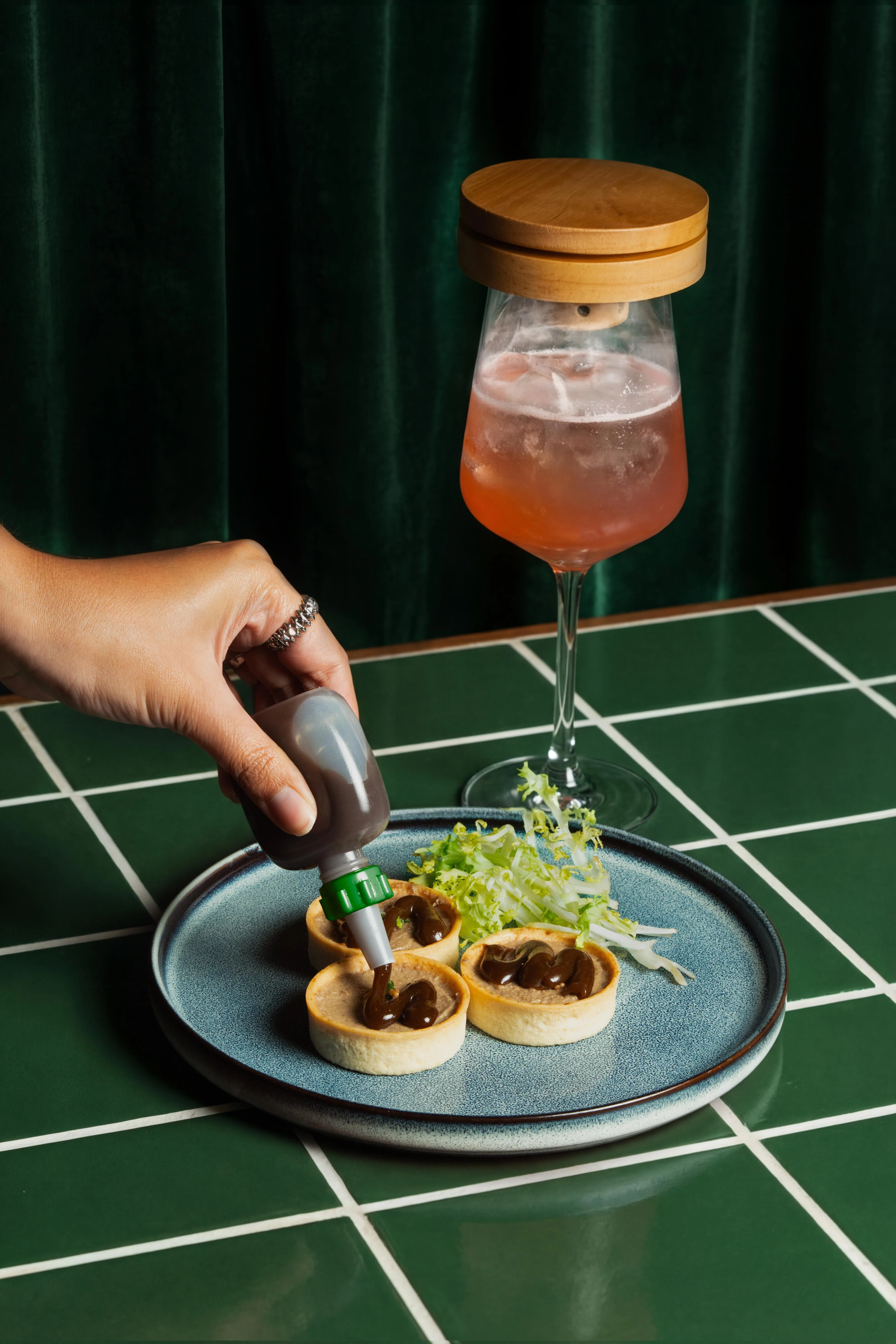 蘑菇芭菲佐以喜力银啤起泡酒。（品牌提供）