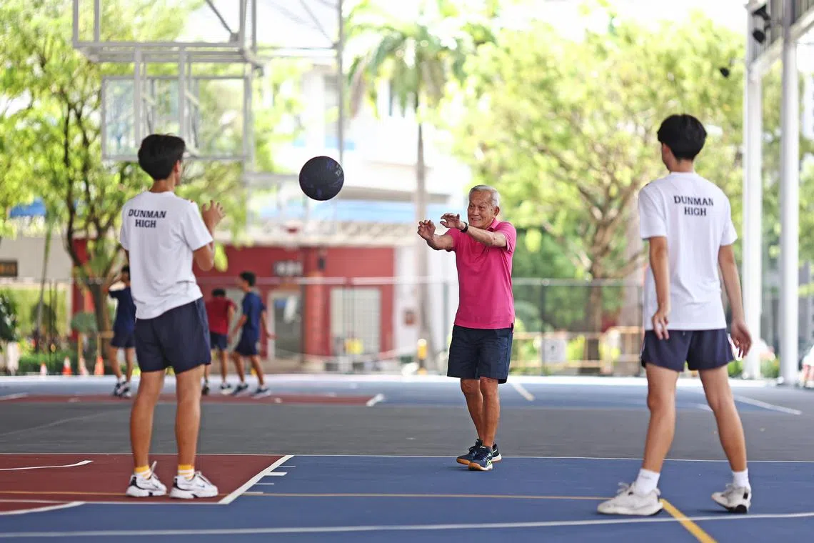 陈瑞如已届耄耋之年，仍热心教学，继续到德明政府中学服务。（陈渊庄摄）