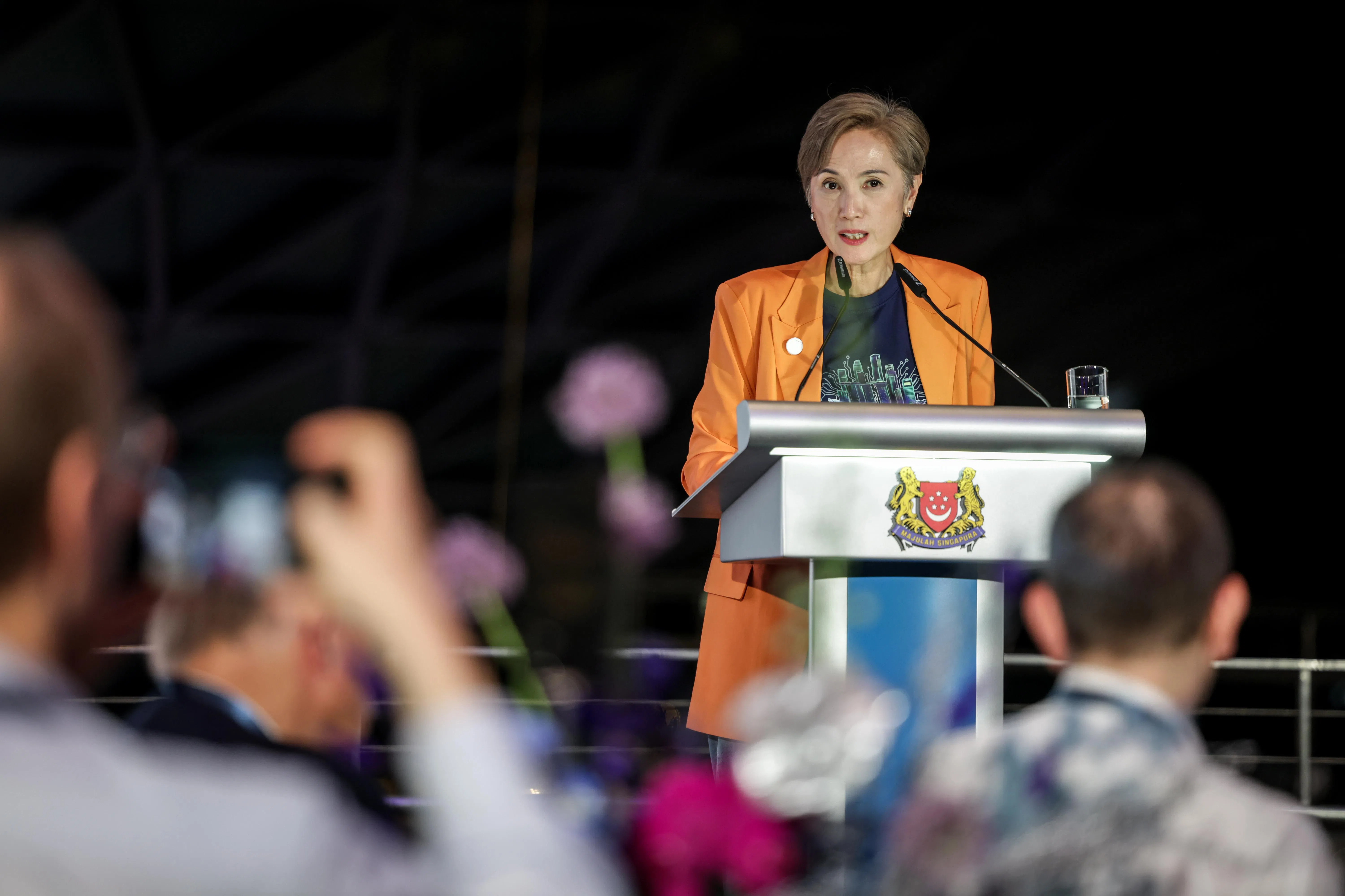 数码发展及新闻部长杨莉明星期六在新加坡人工智能研究周晚宴上致辞时，宣布我国再注资逾10亿元，提升新加坡在人工智能领域的研究优势。她说：“尽管人工智能发展取得了非凡的突破，但仍存在一些根本局限。”（叶振忠摄）