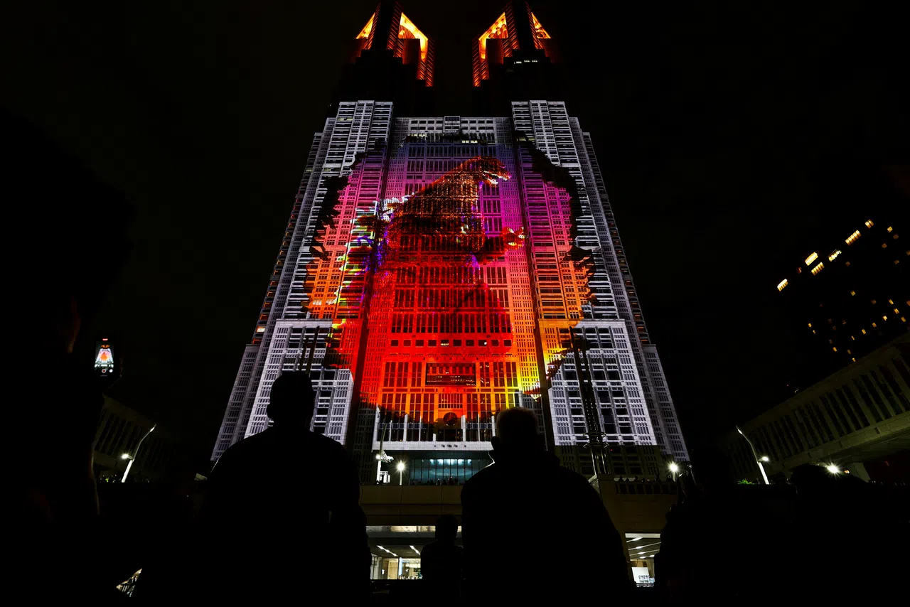 为庆祝哥吉拉“诞生”70周年，东京旅游局之前举办的“东京日与夜”活动，以哥吉拉为主题，在东京都厅政府大楼打造健力士世界纪录的最大光影秀。（路透社）