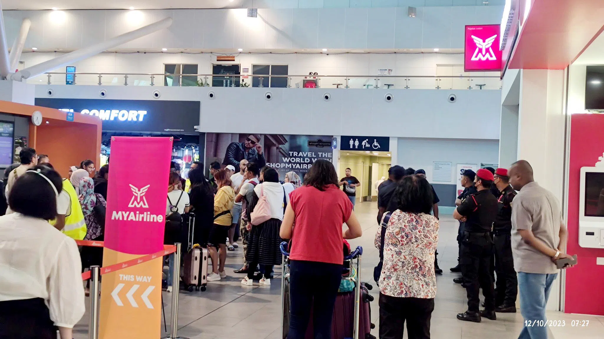 MYAirline突然宣布停运，令许多持票乘客措手不及。图为吉隆坡第二国际机场，资讯柜台前来了很多着急询问情况的乘客，场面一度混乱。（X平台照片）