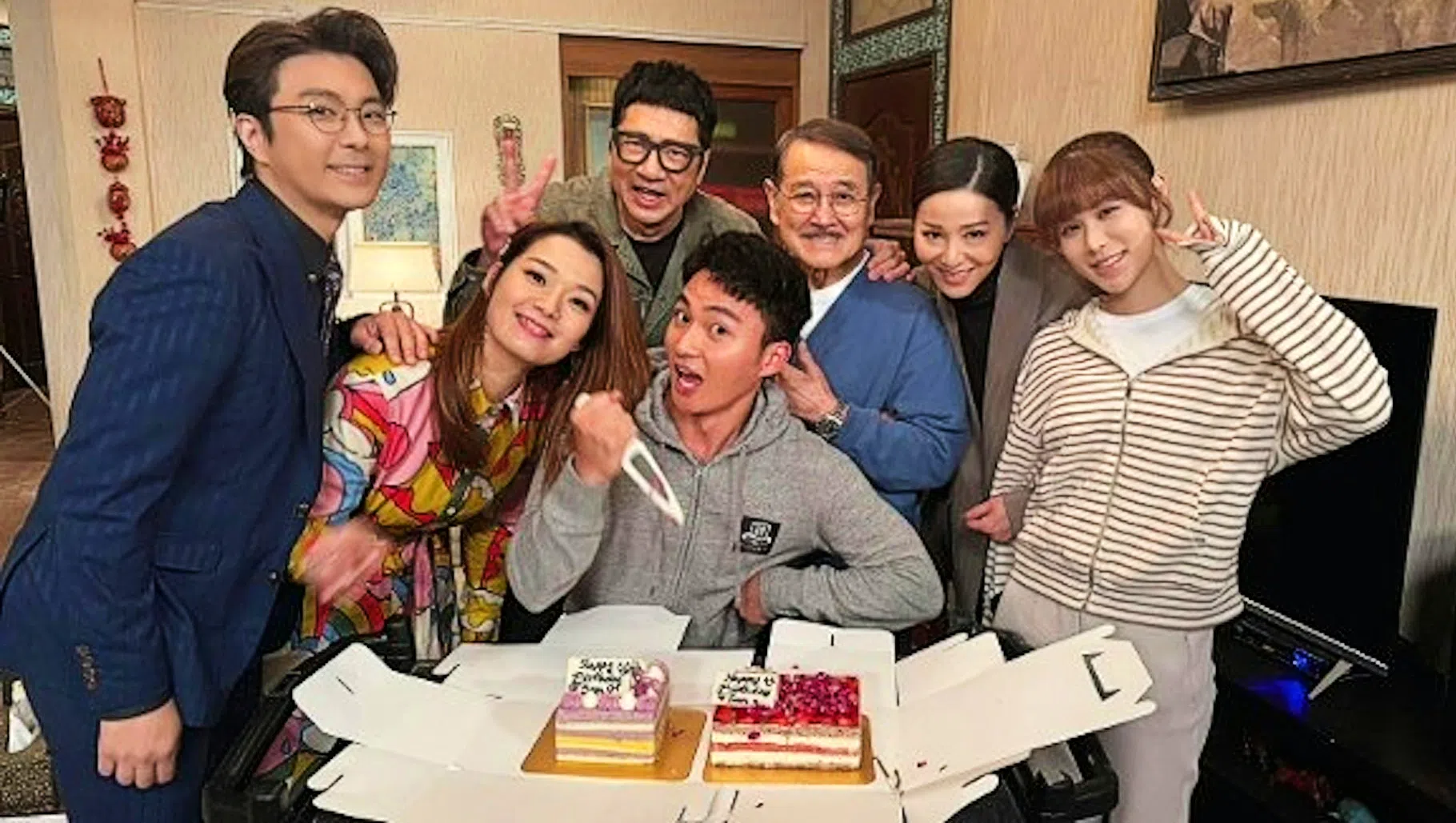 周嘉洛（前排坐者）2024年返《爱·回家》剧组，获剧中的家人为他庆生。（互联网）