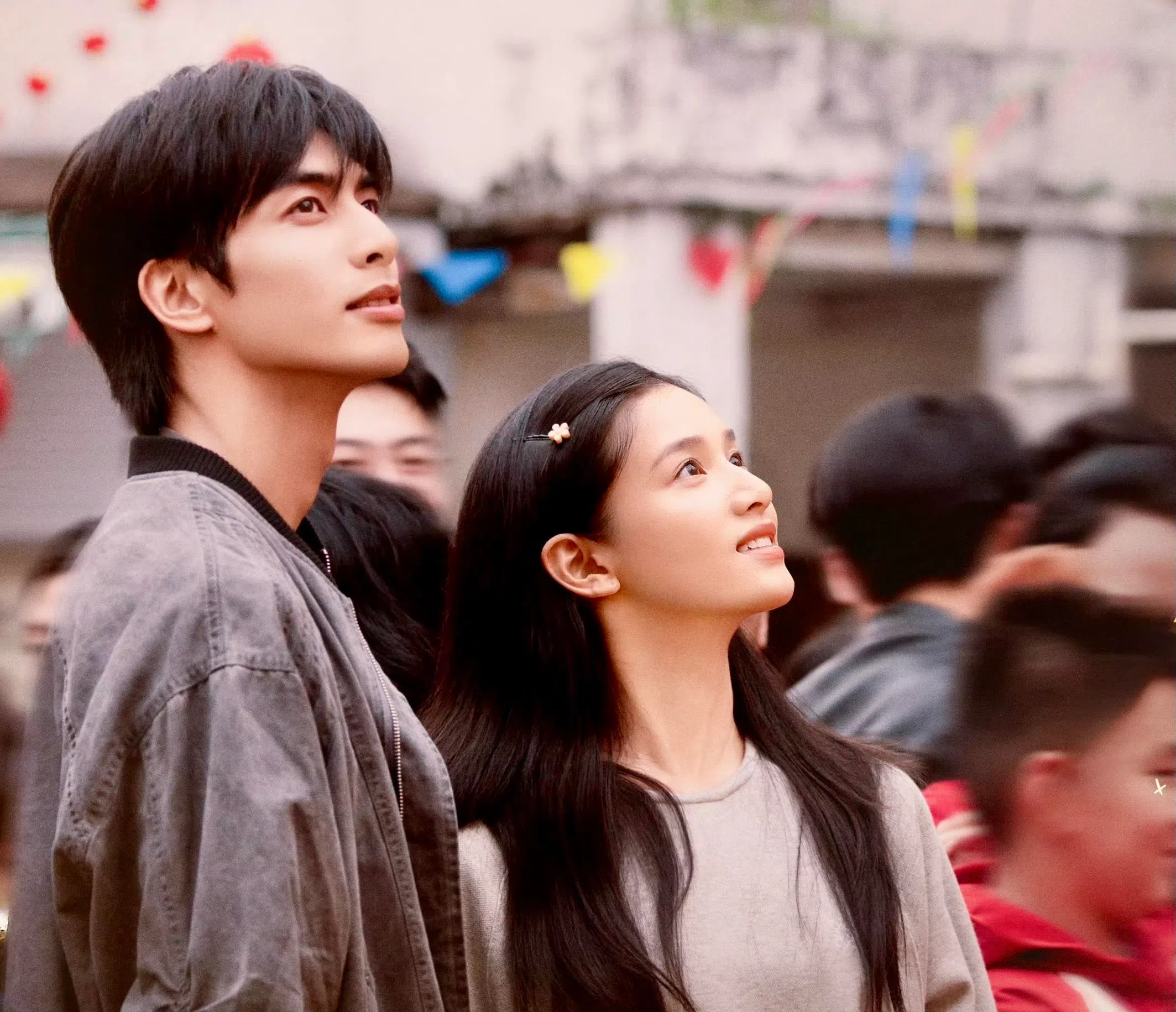 中国当代爱情剧《野狗骨头》由宋威龙（左）和张婧仪主演。（取自剧集微博）