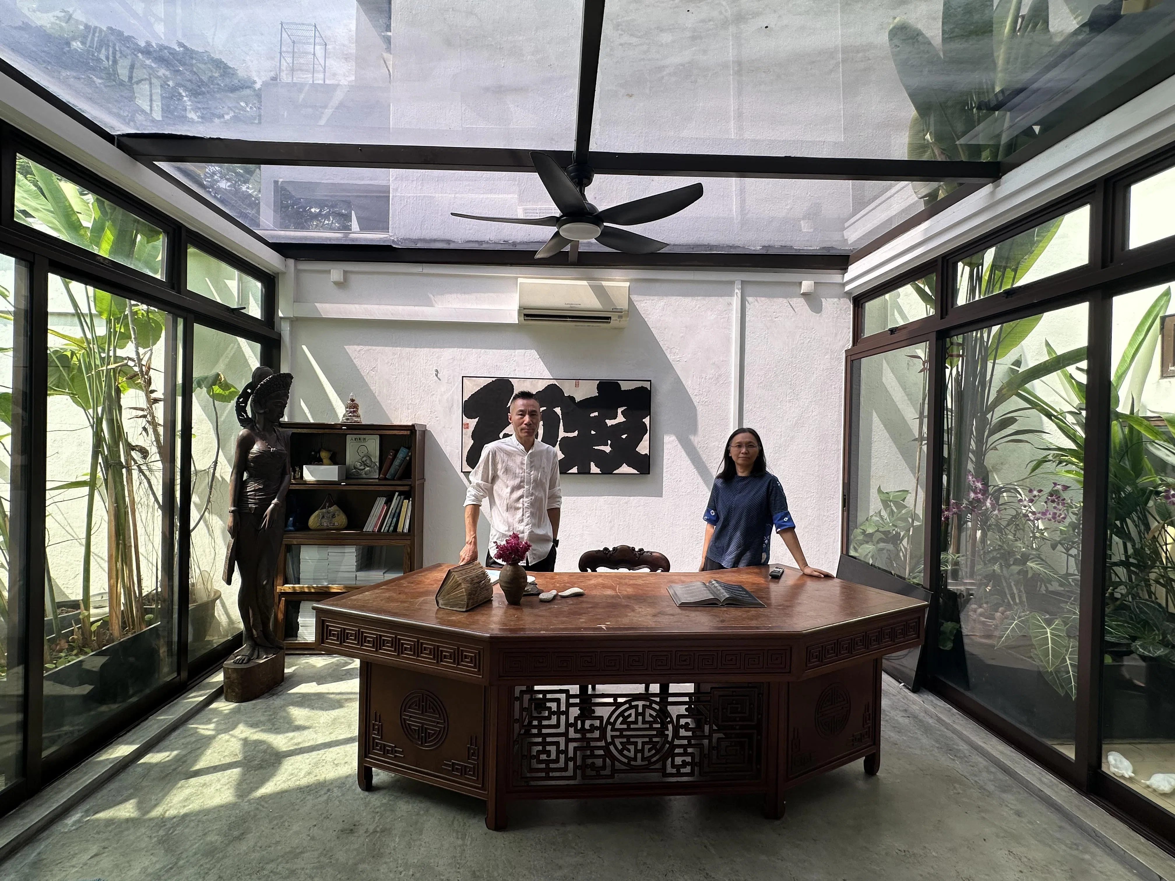 “宅生记”第五回策展人、艺术家为中国的庞海龙（左）和新加坡的王若冰博士。（黄向京摄）