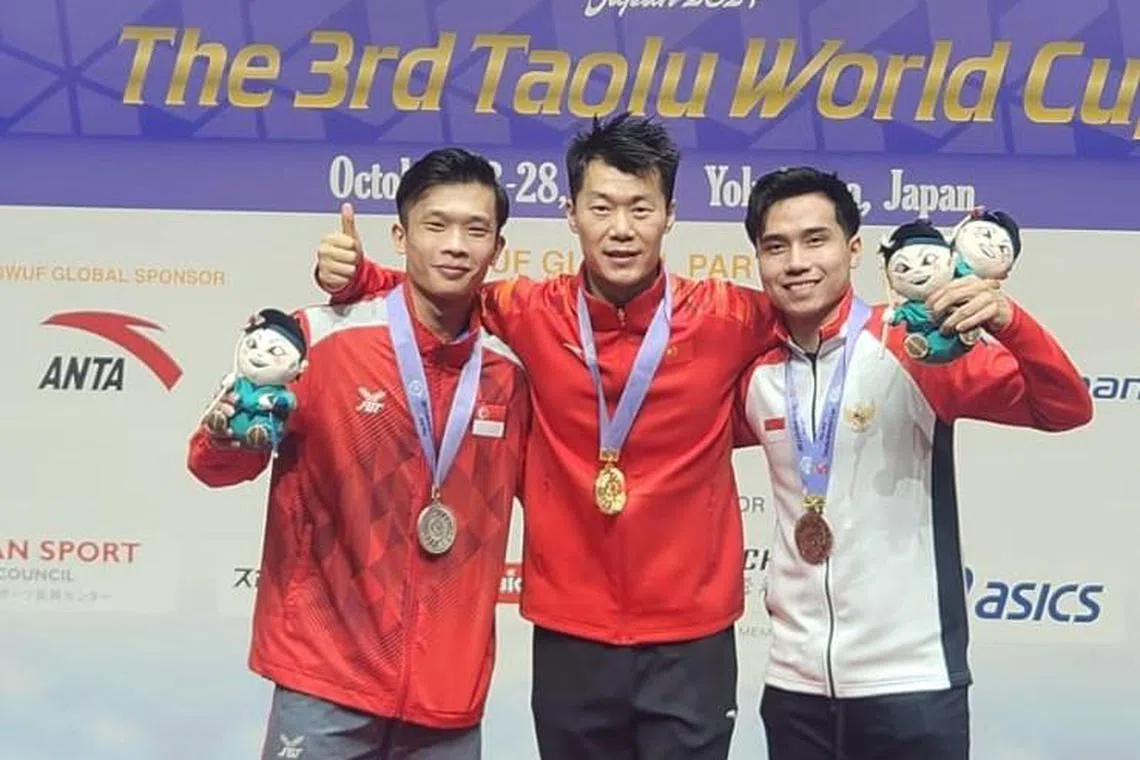 失意上午的棍术后，林思韦（左）下午在男子刀术获得银牌。（新加坡武术龙狮总会提供）