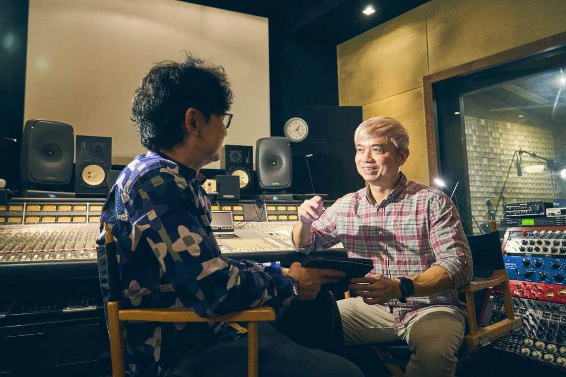 梁伯君和SingPop总经理李德良博士商讨录音事宜。（图/新报业媒体）
