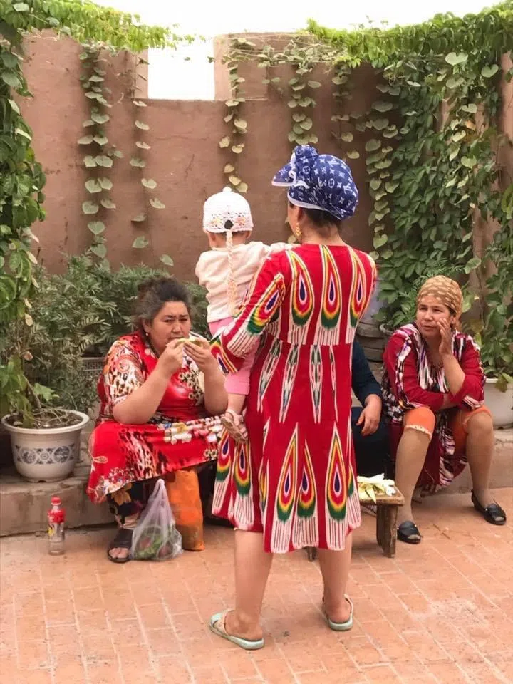 游览南疆喀什老城区，发现居民以维吾尔族为主，对南疆的人文环境也有更深一层的认识。（王华儿提供）