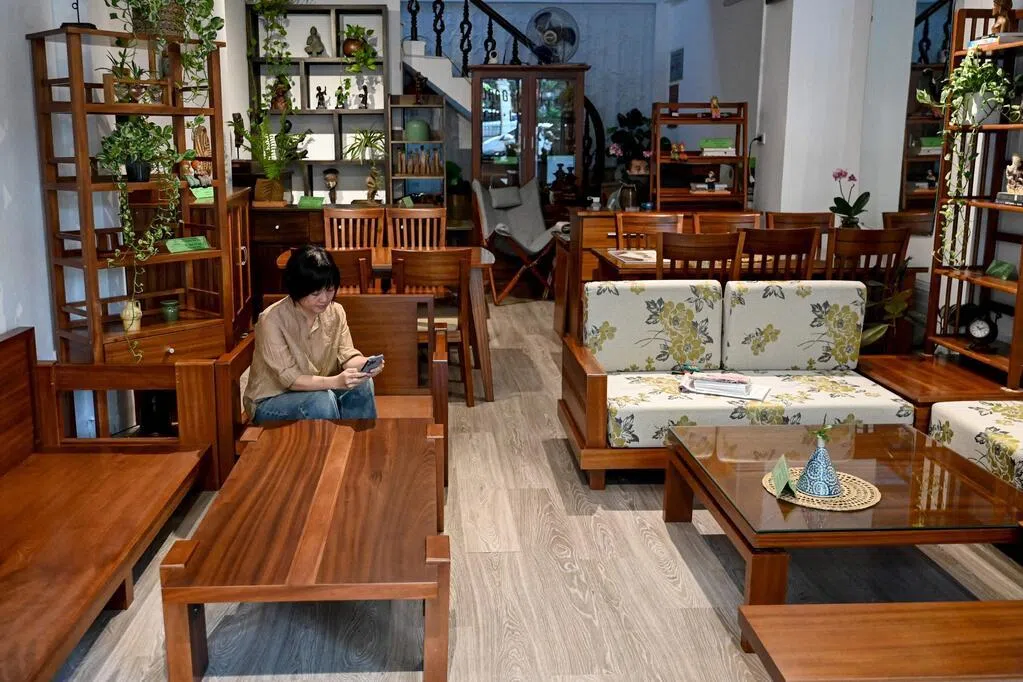 生效前一天 特朗普推迟一年调涨木制家具等关税 