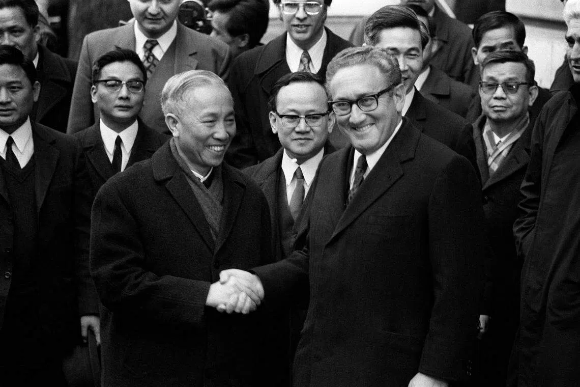 1973年1月23日，基辛格（右）在巴黎完成结束越南战争的谈判，同他握手的是北越谈判代表黎德寿。（法新社）