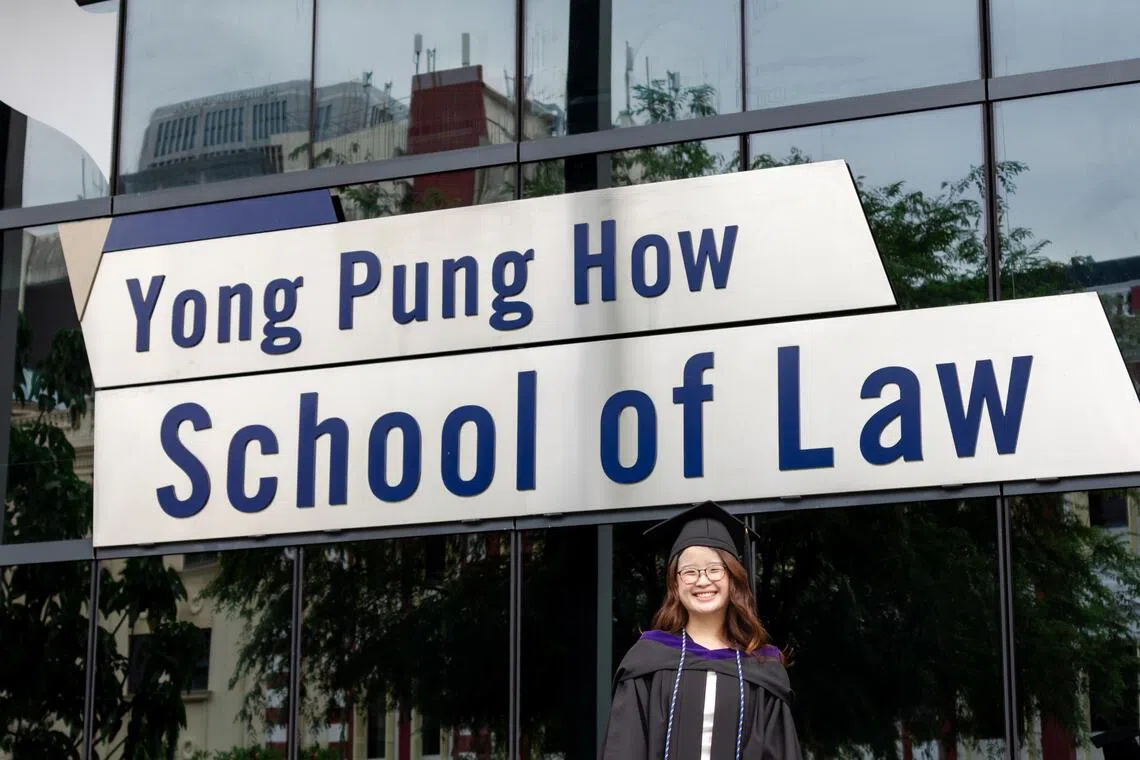 陈萱耘（右）在准备《持久授权书》华语讲座时，请祖父母担任“试听者”，帮助她检验讲稿是否清晰易懂。（受访者提供）