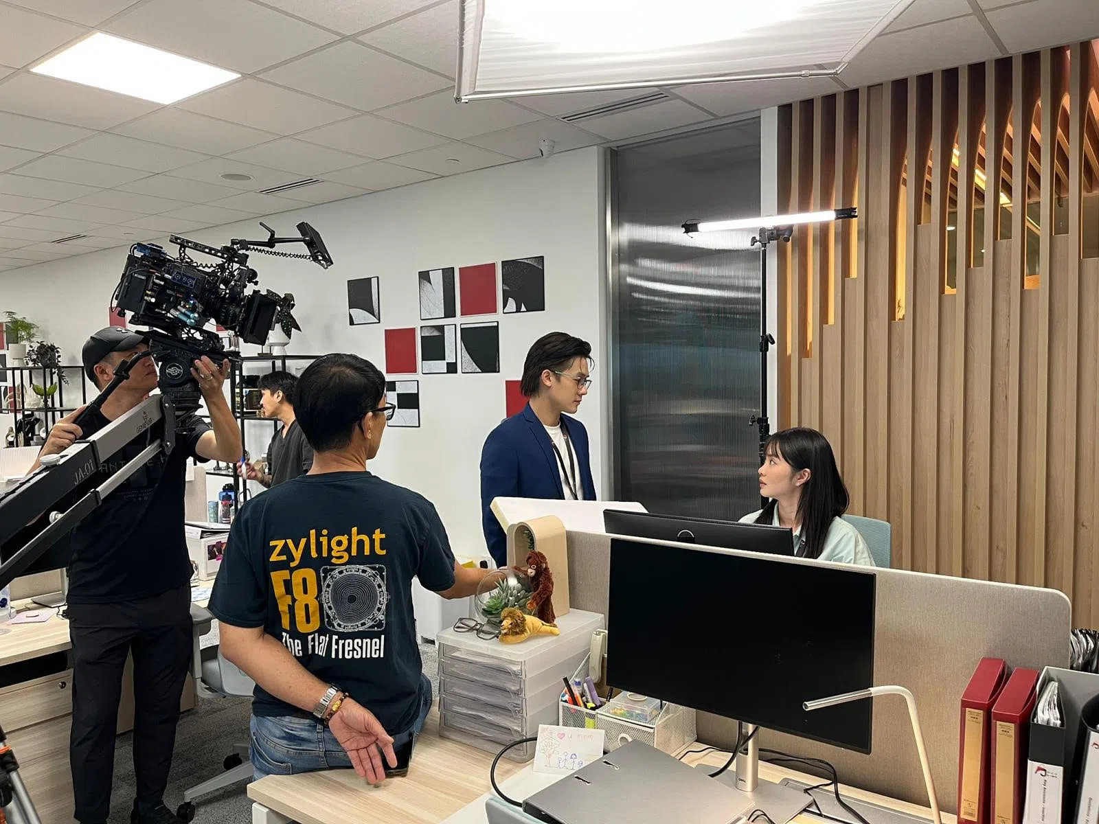 黄暄婷（右起）和许瑞奇在《职不值得》中饰演情侣。（新传媒提供）