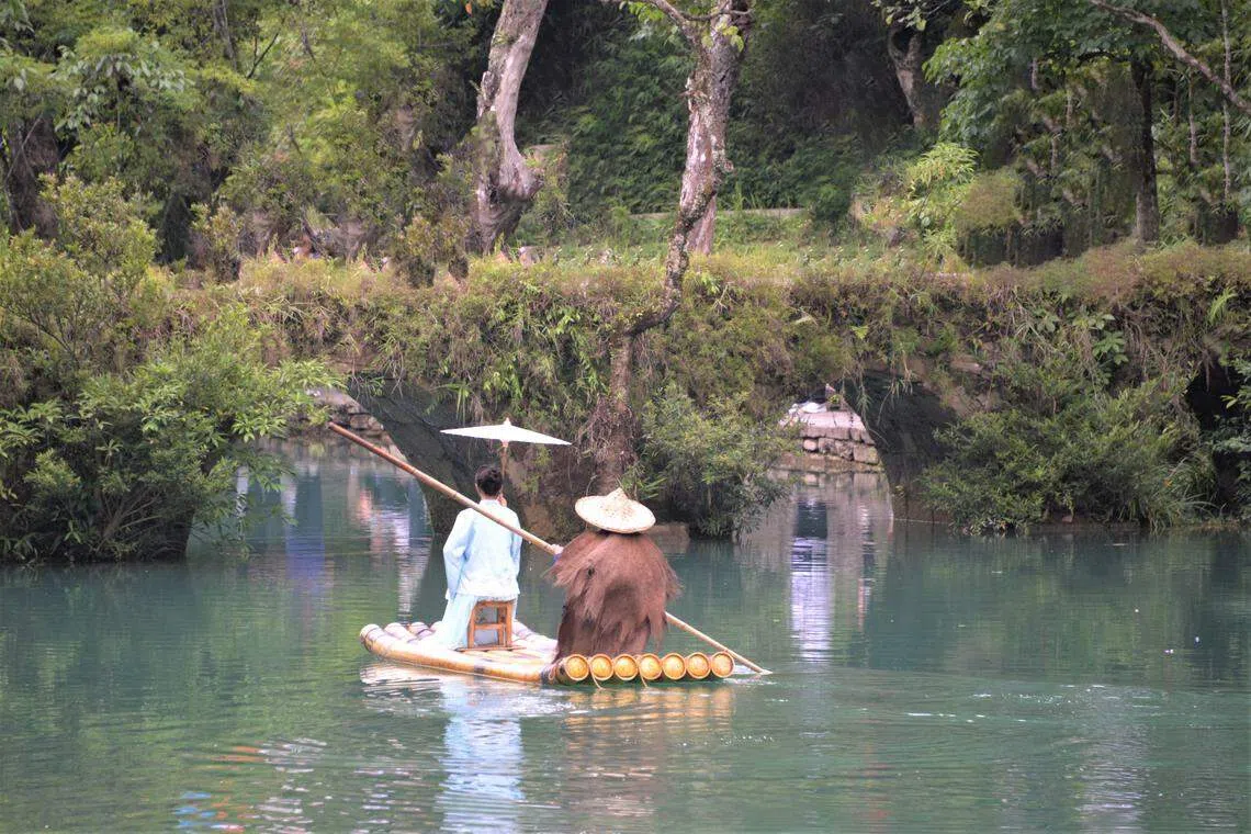 小七孔船夫斗笠蓑衣今古交错。（作者提供）