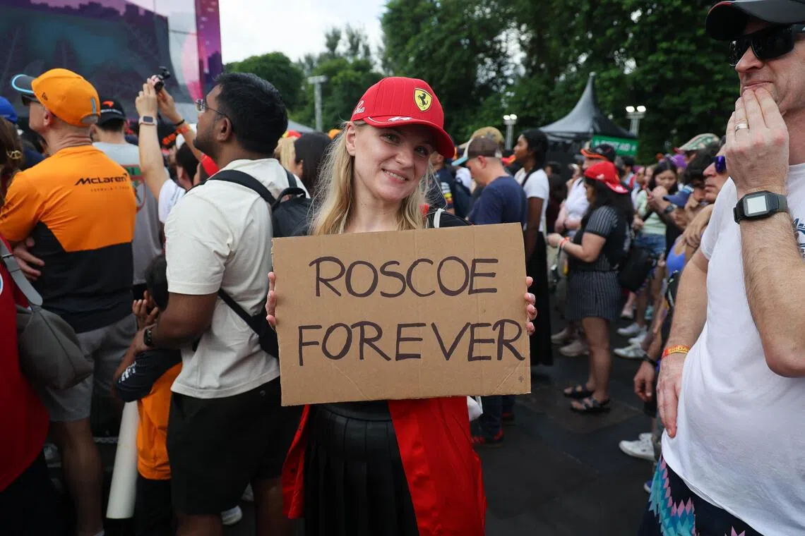 很多法拉利车迷都在见面会上举牌纪念罗斯科，这名女粉丝就举着写有“罗斯科永在”的牌子。（张俊杰摄）