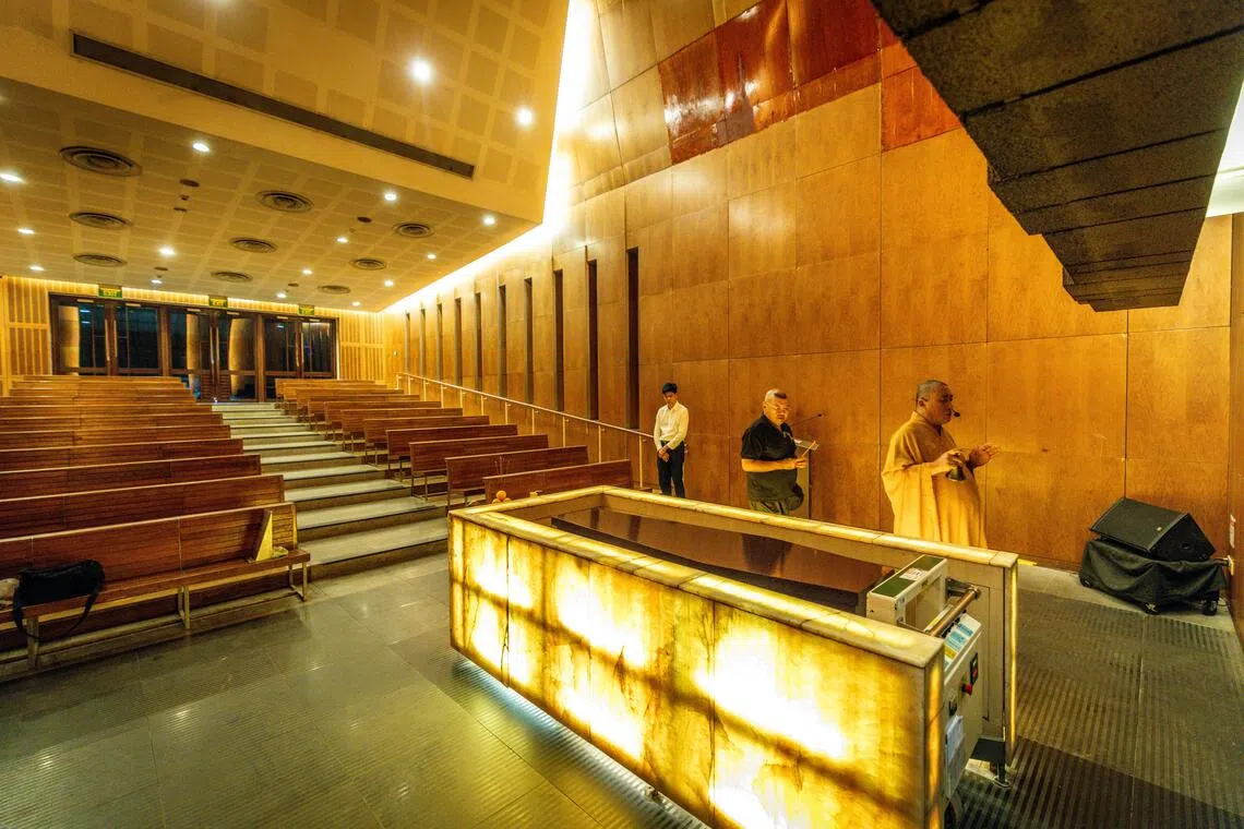 如果没有指定宗教信仰，俞肇斌会为华族往生者安排法师诵经。（叶振忠摄）