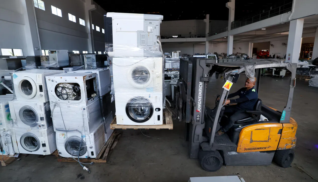 欧绿保电子废弃物智能回收公司负责回收受管制电子垃圾，包括资讯与通信产品、大型家电、电动代步工具、各类电池、照明用品。（陈斌勤摄）