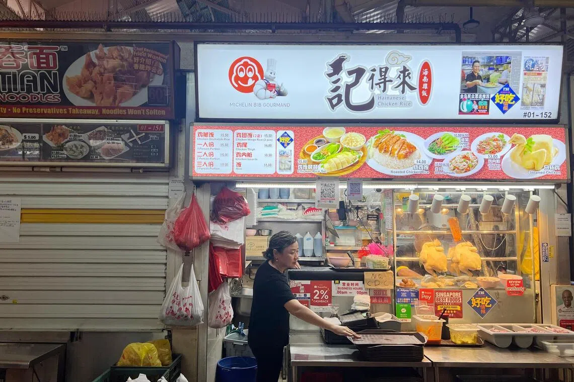 义顺忠邦熟食中心的“记得来海南鸡饭”头手潘哲瑞说，虽然人潮整体有所减少，不过好在他的生意还算不错。（郭跃男摄）