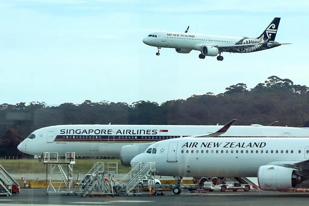 中东冲突扰乱全球能源运输，推高燃料价格并加重航空公司成本压力。航空燃料供给暂未出现短缺，但受成本攀升影响，机票价格预计会