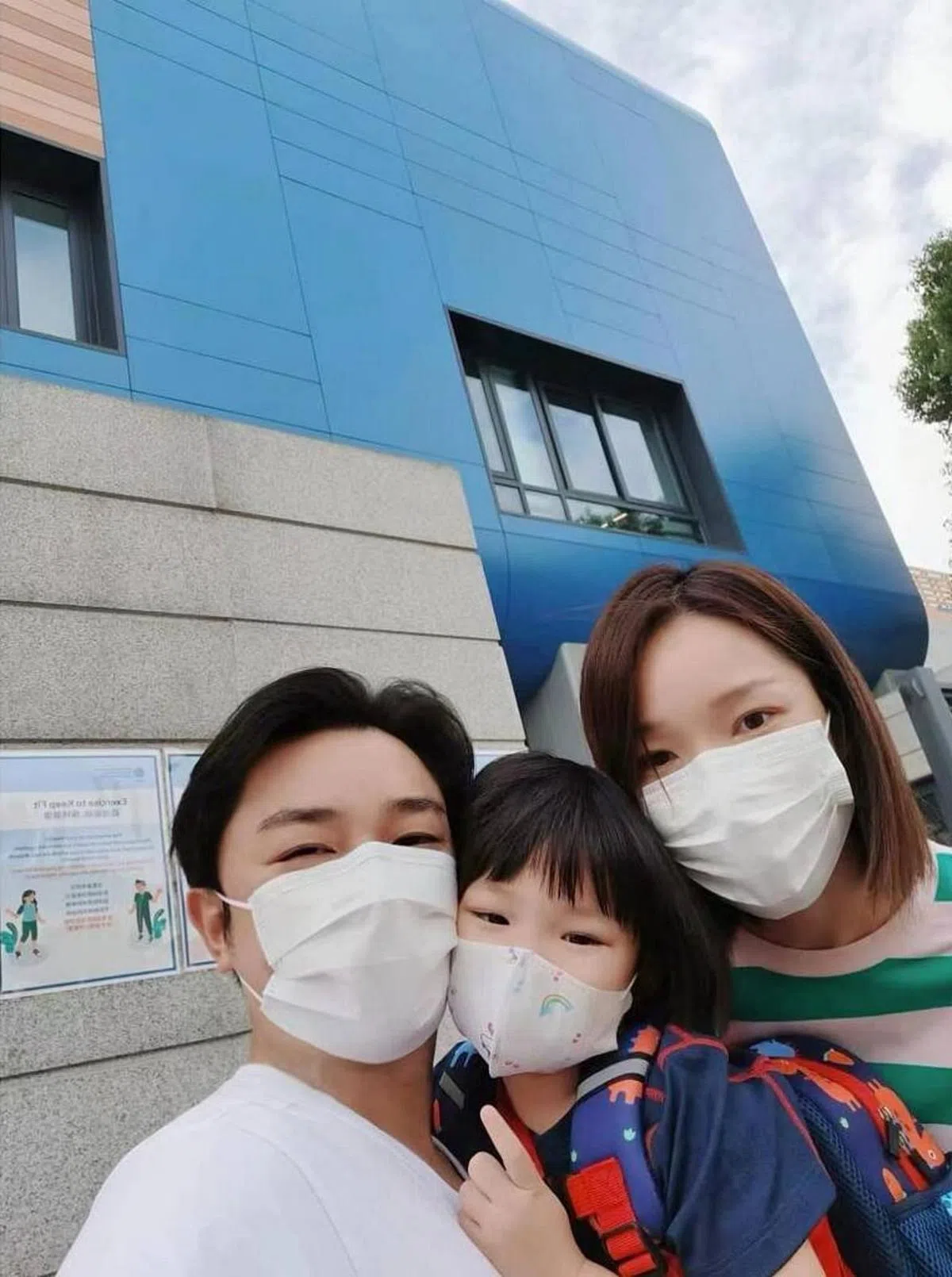 王祖蓝和李亚男夫妇送女儿到上海耀中国际学校念幼稚园。