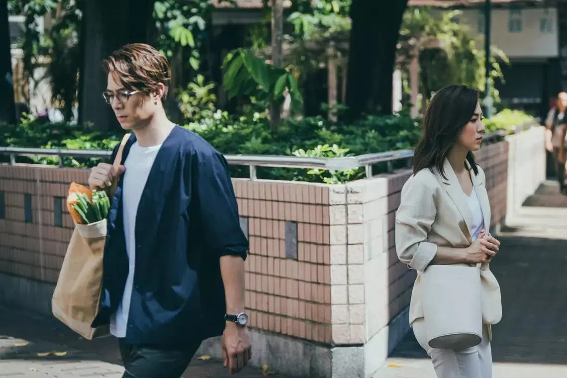 周柏豪（左）和王敏奕在《旁观者》分别是连环杀手与女警，身份对立却又产生感情。（TVB图）