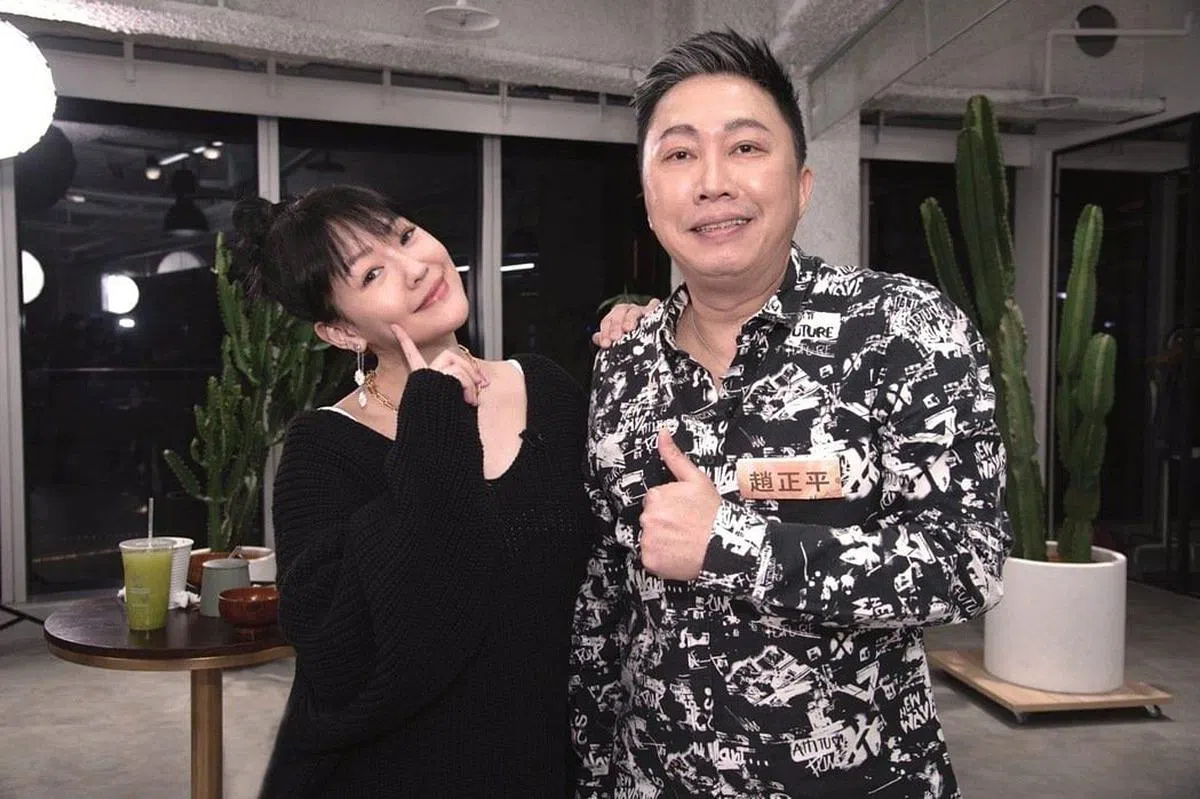 小S与老友赵正平（右）斗嘴，让观众笑出眼泪。