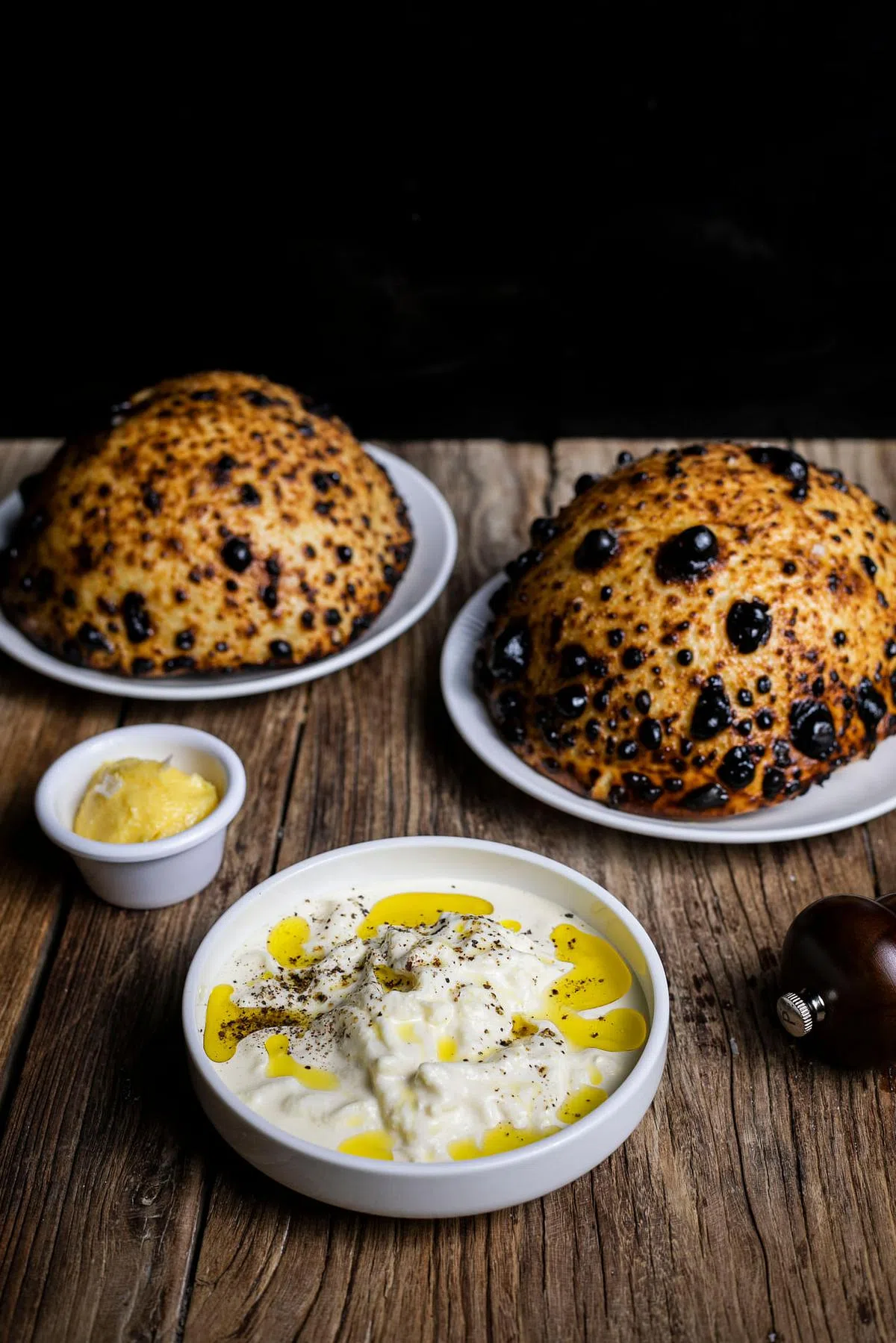 采用比萨面团烤制的面包，极具特色。