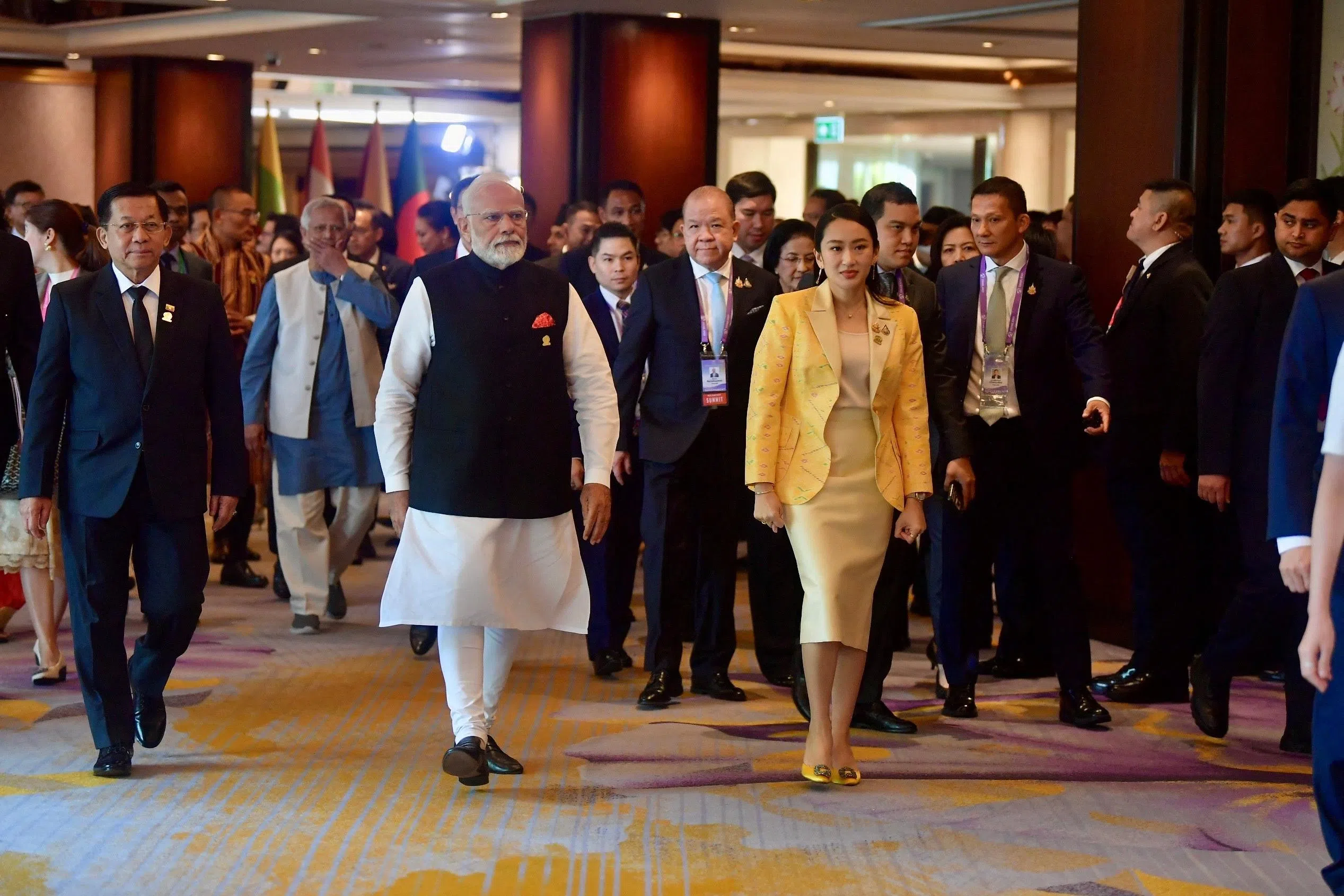 缅甸军政府领导人敏昂莱（前排左）星期五（4月4日）在泰国曼谷出席孟加拉湾多部门技术和经济合作倡议峰会，期间在会场外与泰国首相佩通坦（前排右起）和印度总理莫迪举行双边会晤。（路透社）