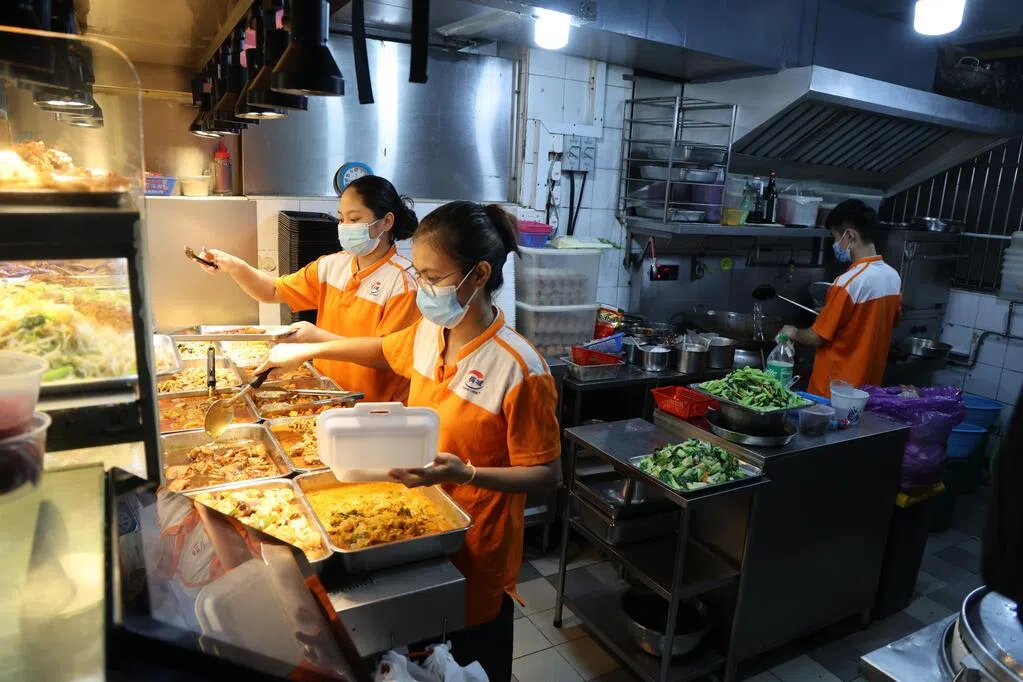 下月起餐饮员工不再强制戴口罩   