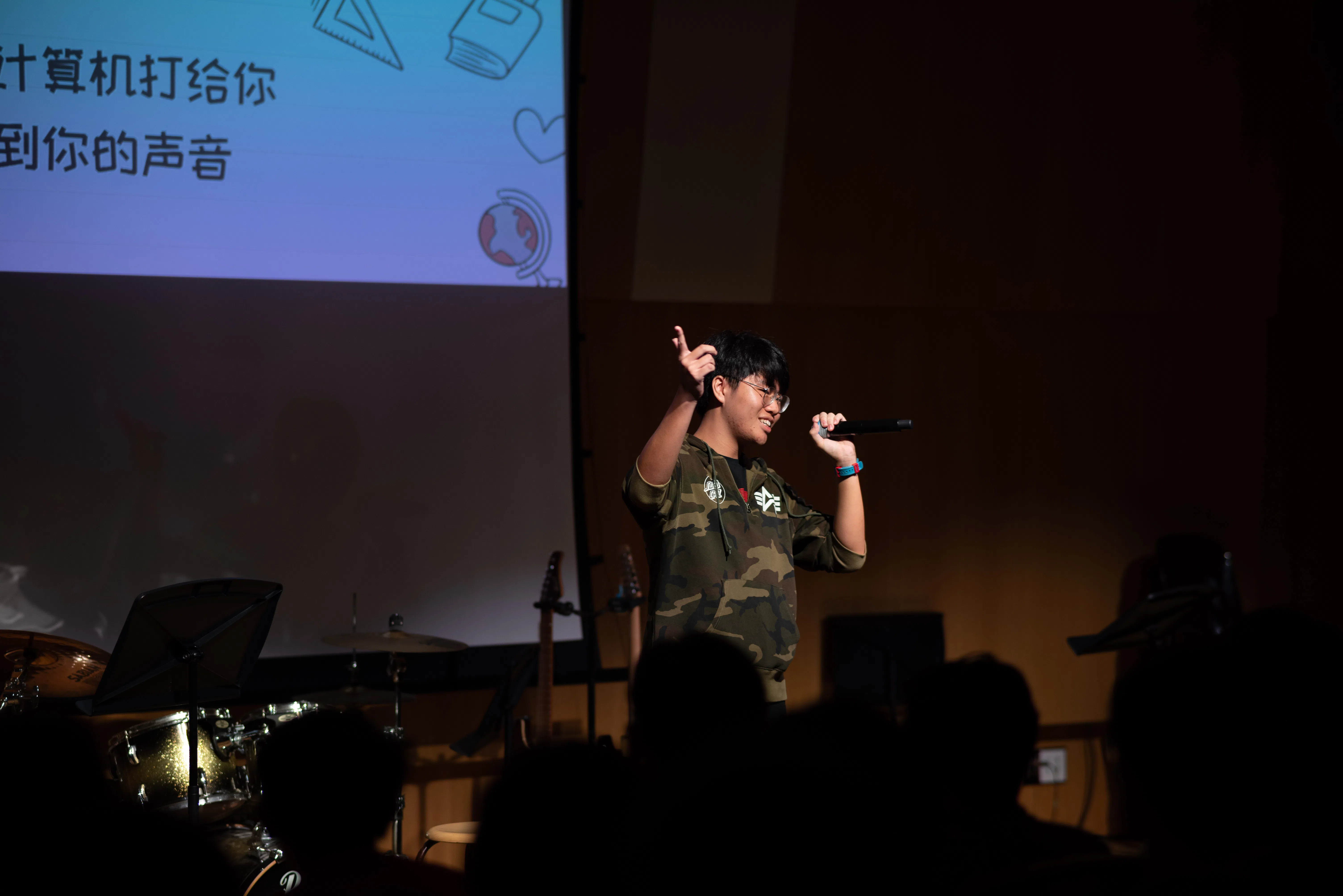 高二成员邬宇恒的《计算机》反映的是现代人诙谐有趣的网络生活。（霍星宇摄）
