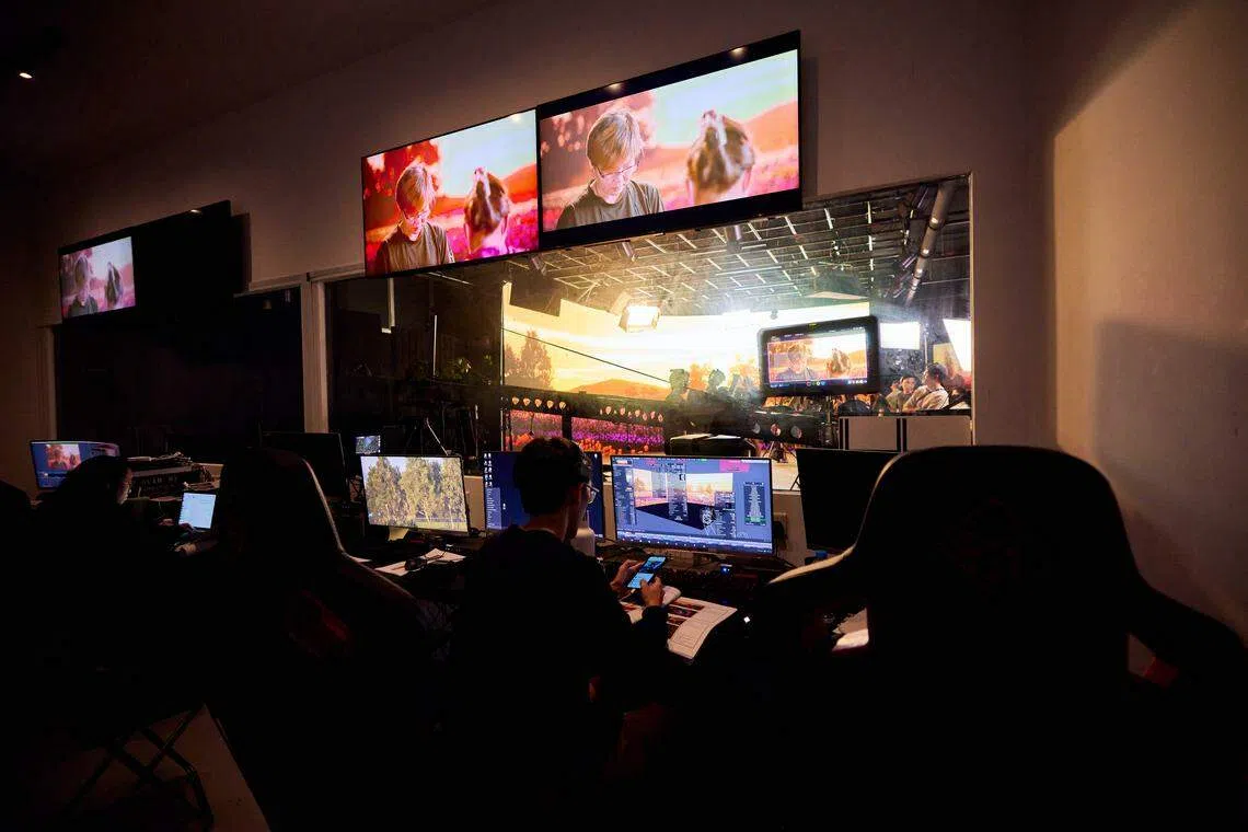 虚拟制作的背后是一组负责影像设计的美术团队。（新传媒提供）