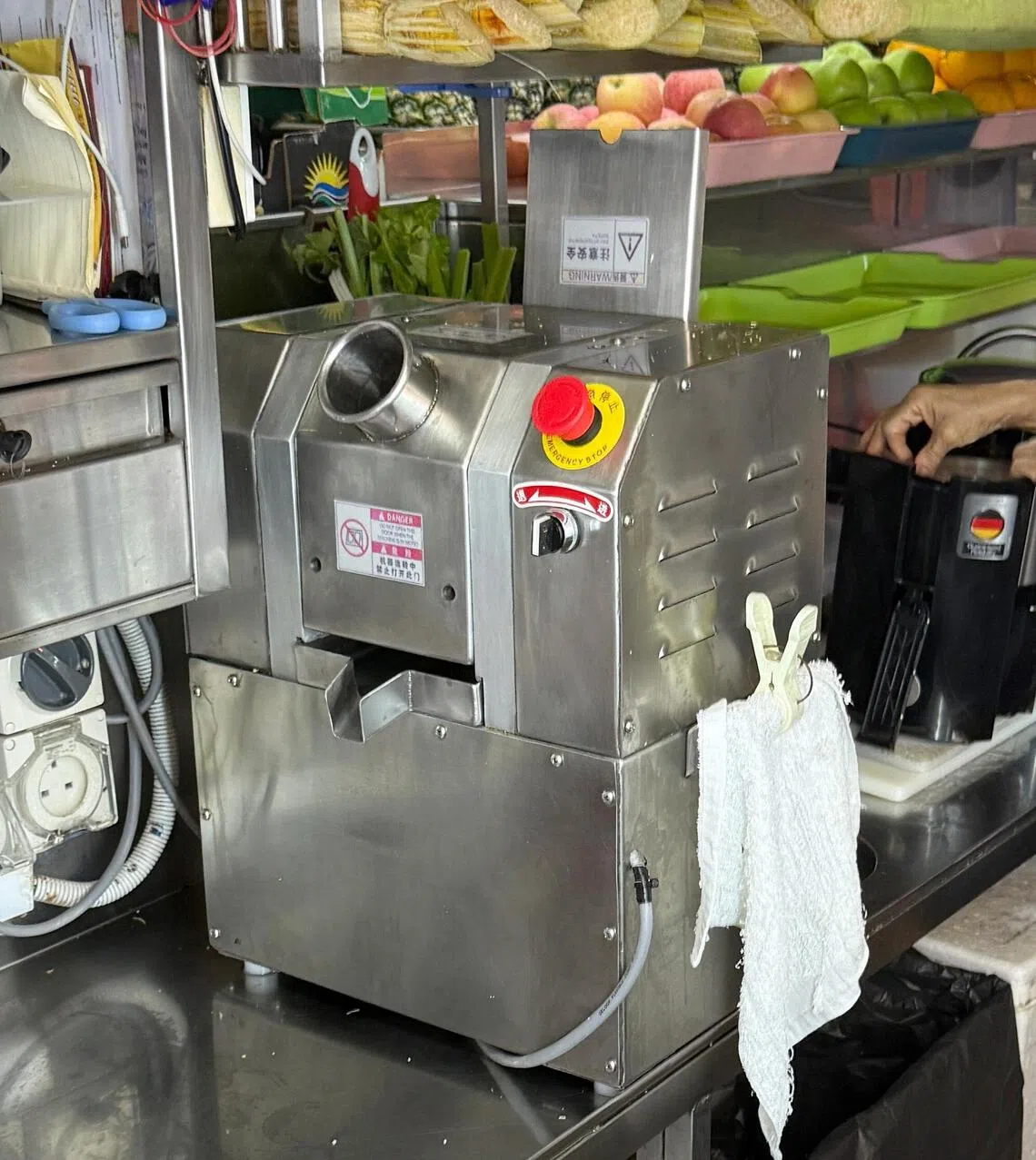 女老板说，手指不慎卷入甘蔗机的女员工，伤势稳定。（纪允贤摄）